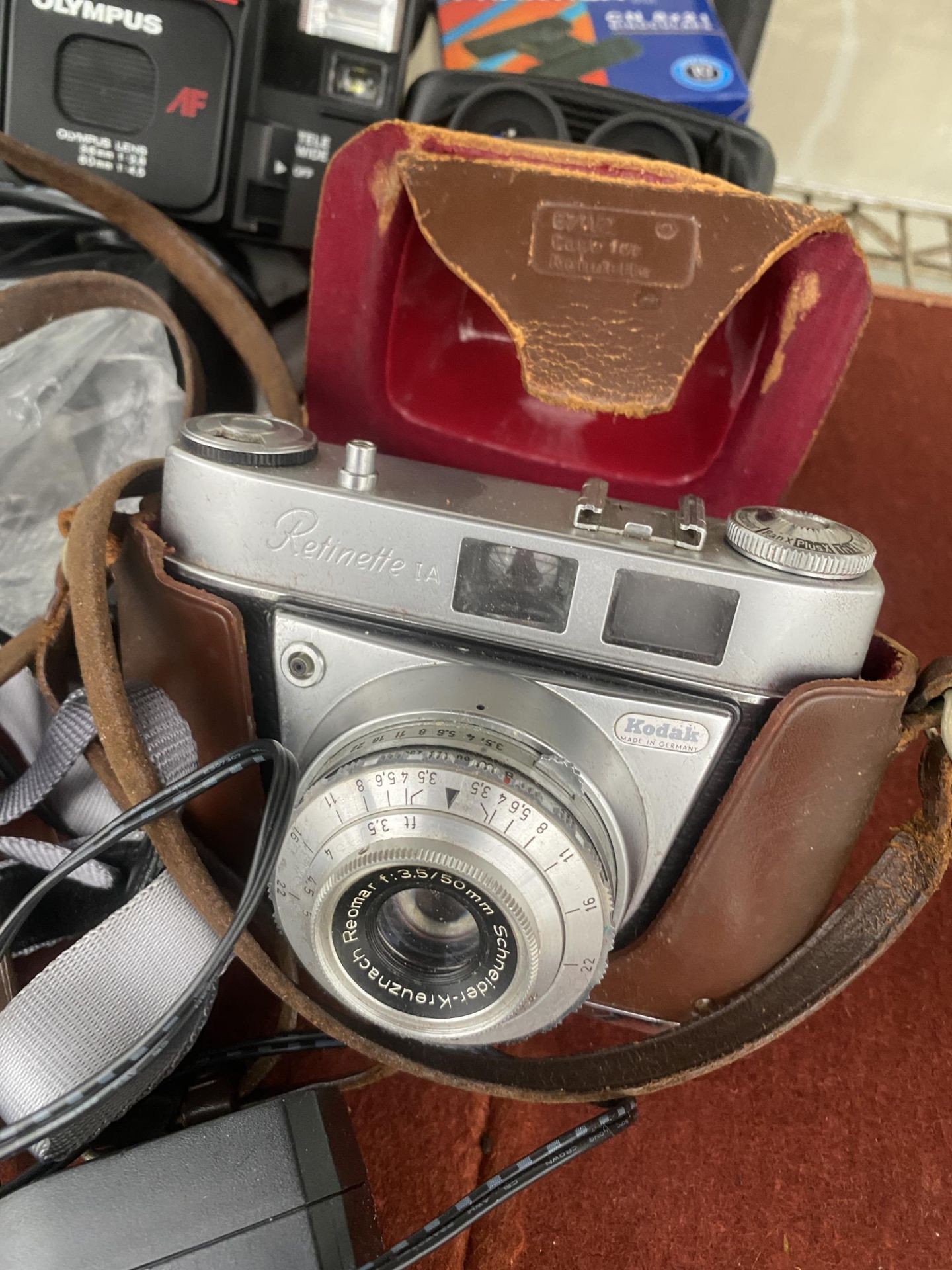 AN ASSORTMENT OF CAMERAS TO INCLUDE AN OLYMPUS, A CANON POWERSHOT G2 AND A RETRO RETINETTE IA - Image 3 of 4