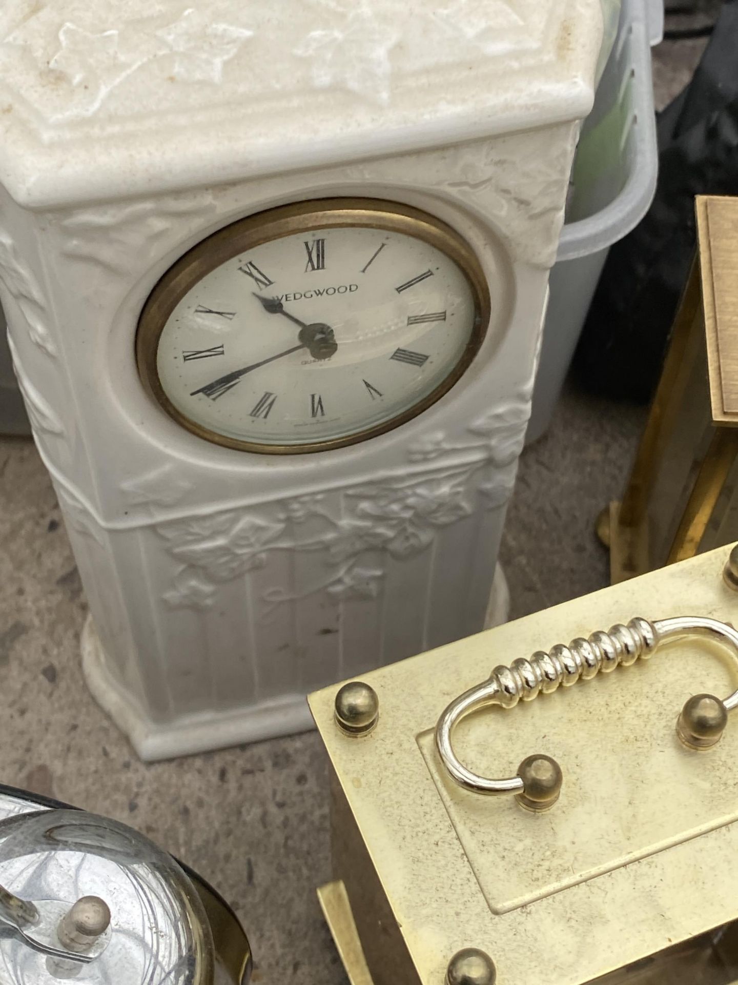 A LARGE ASSORTMENT OF ITEMS TO INCLUDE CLOCKS, RADIOS AND CAMERAS ETC - Image 10 of 11