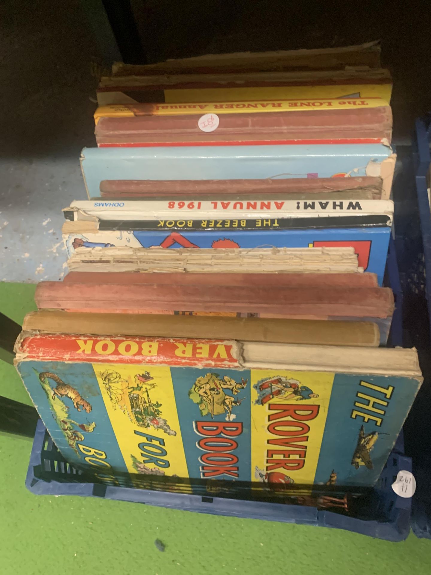 A QUANTITY OF CHILDREN'S VINTAGE BOOKS TO INCLUDE ANNUALS AND NOVELS - Image 3 of 3