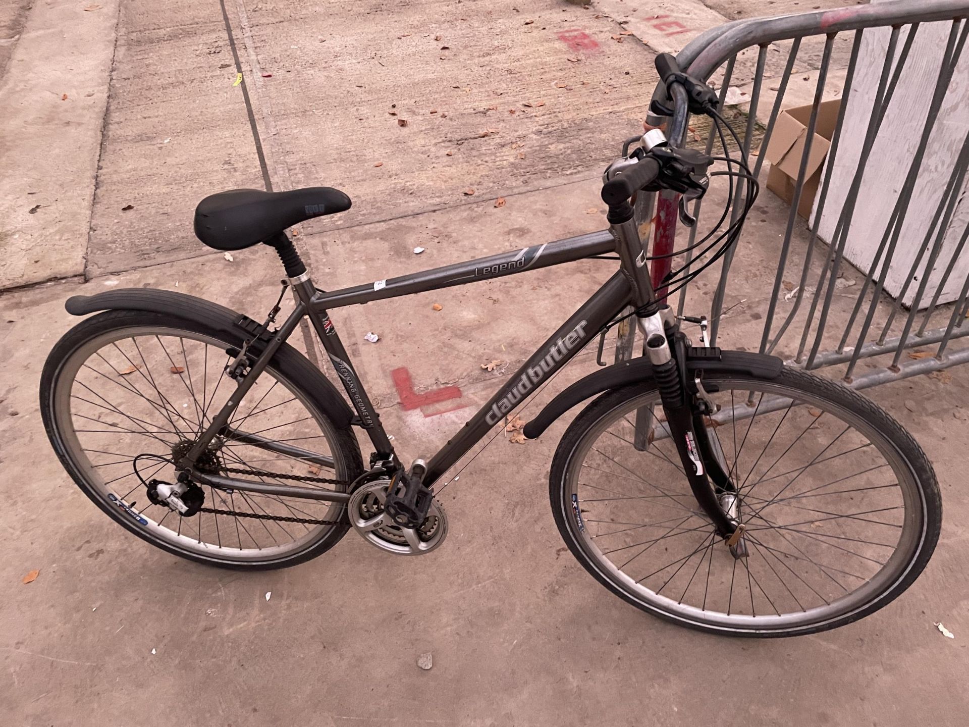 A GENTS CLAUD BUTLER LEGEND MOUNTAIN BIKE WITH A 24 SPEED SHIMANO GEAR SYSYTEM