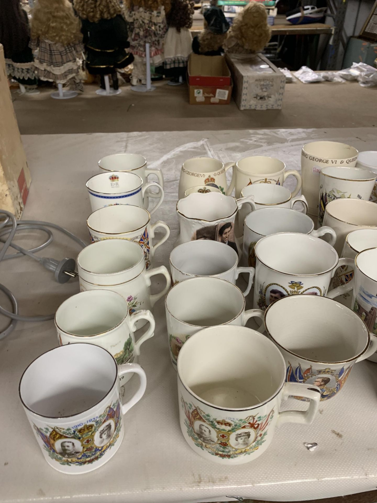 A LARGE COLLECTION OF COMMEMORATIVE MUGS - Image 2 of 3