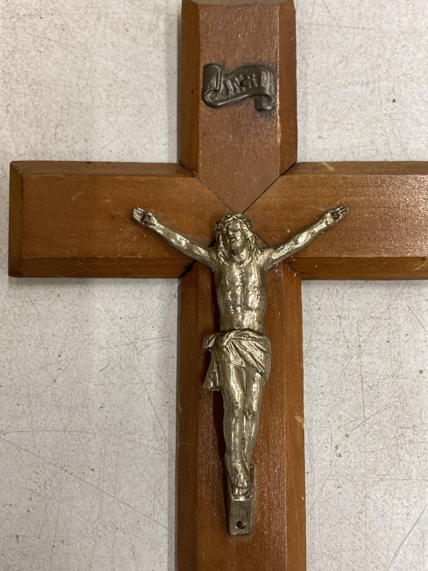 A WOODEN CRUCIFIX / CROSS - Image 2 of 3