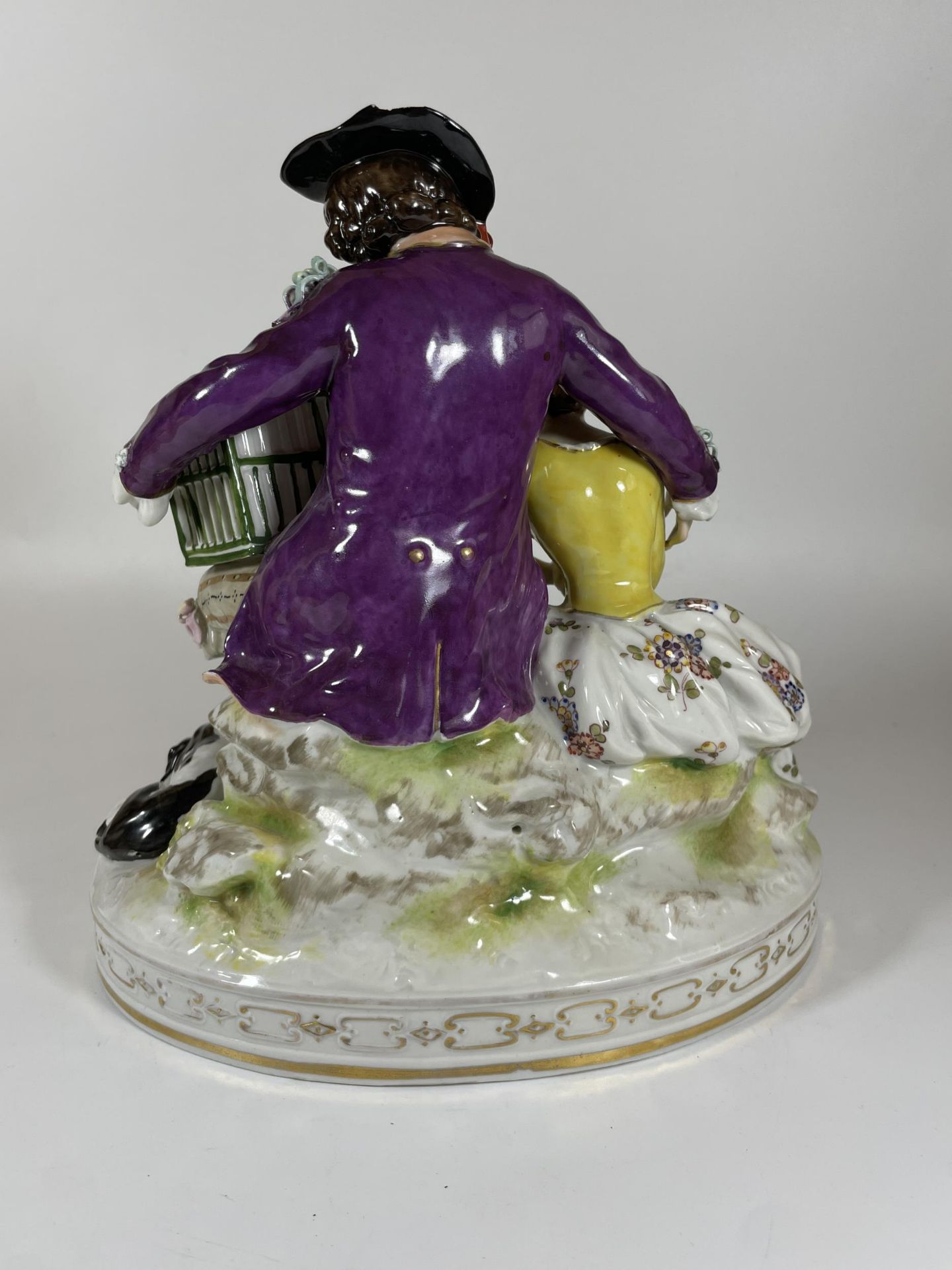 A LARGE ANTIQUE 19TH CENTURY RUDOLSTADT CONTINENTAL PORCELAIN FIGURE GROUP OF A MAN HOLDING A - Bild 4 aus 6