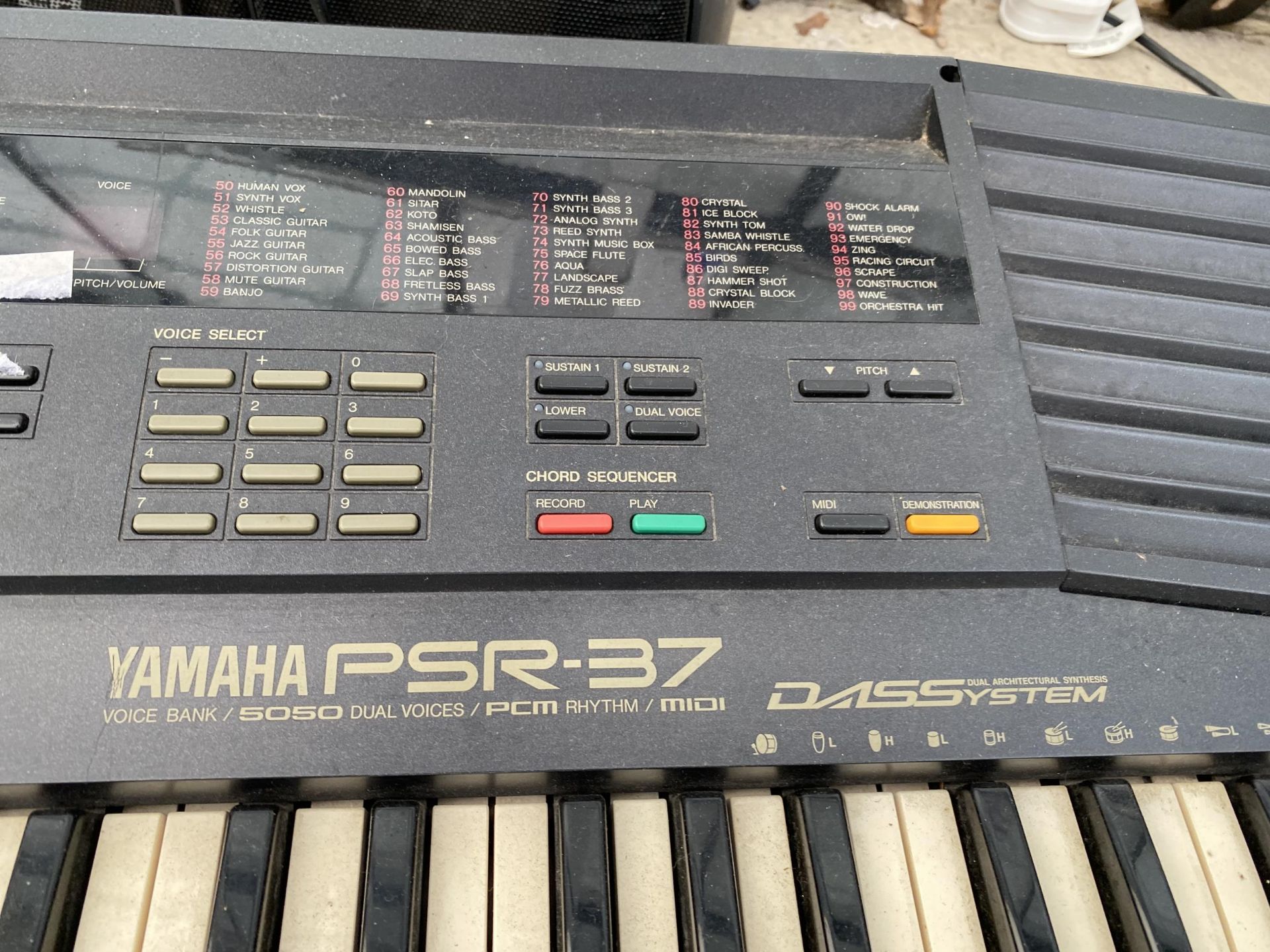 A YAMAHA PSR-37 ELECTRIC KEYBOARD AND A HITACHI RADIO - Image 3 of 3