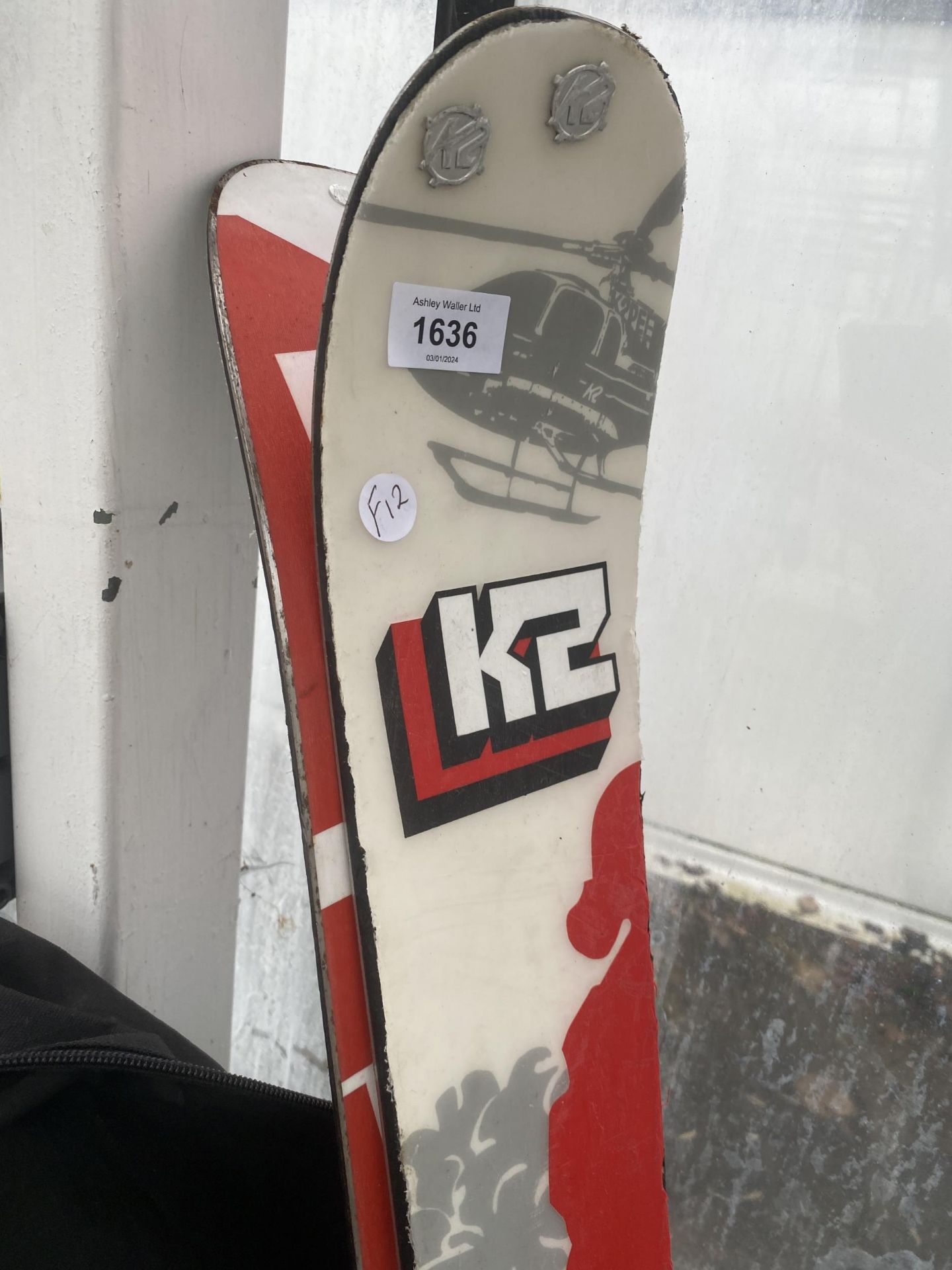 A PAIR OF K2 SKIS WITH CARRY BAG - Bild 3 aus 3