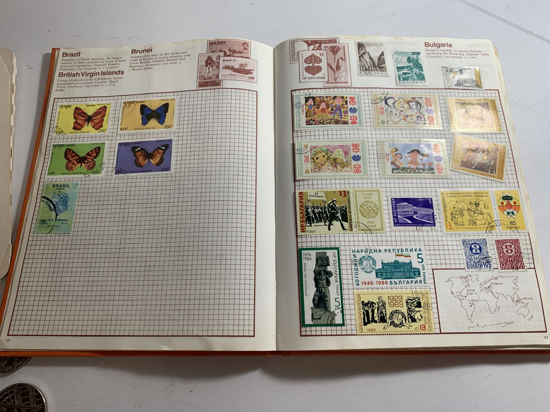 A STANLEY GIBBON KALEIDOSCOPE STAMP ALBUM CONTAINING STAMPS OF THE WORLD TO INCLUDE QATAR, DOMINICAN - Image 4 of 7