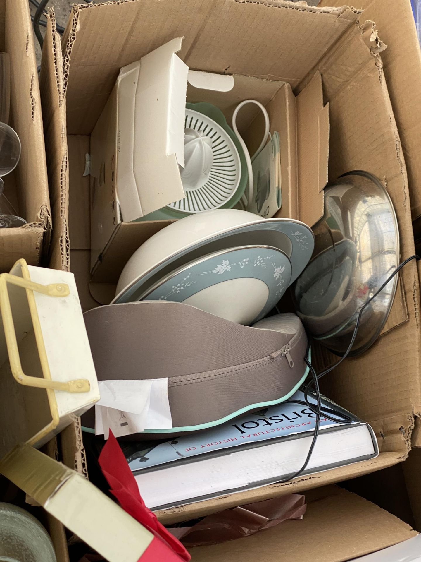 AN ASSORTMENT OF HOUSEHOLD CLEARANCE ITEMS - Image 6 of 6