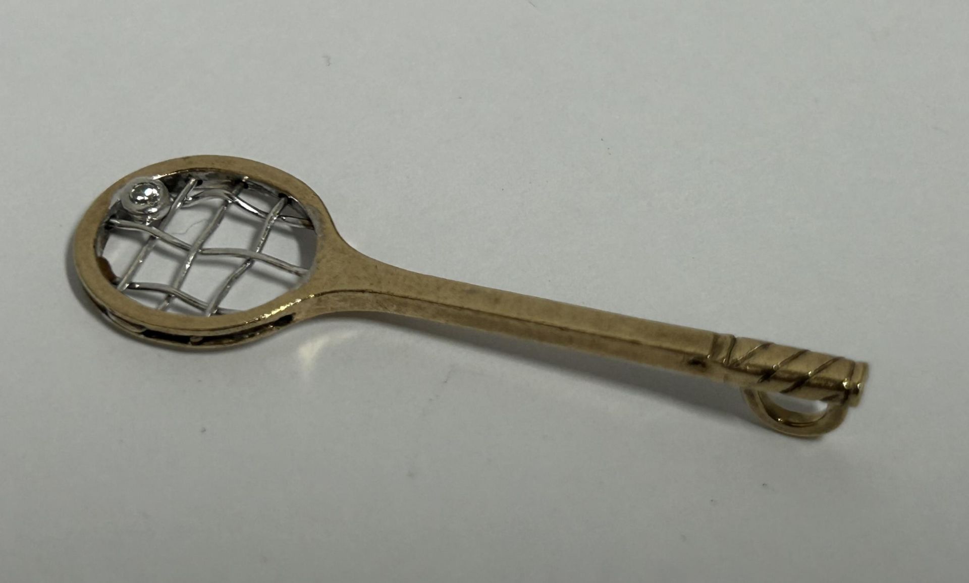 A LATE 2OTH CENTURY 9CT YELLOW GOLD AND DIAMOND TENNIS RACKET PENDANT BY CJ OF SHEFFIELD 1984,