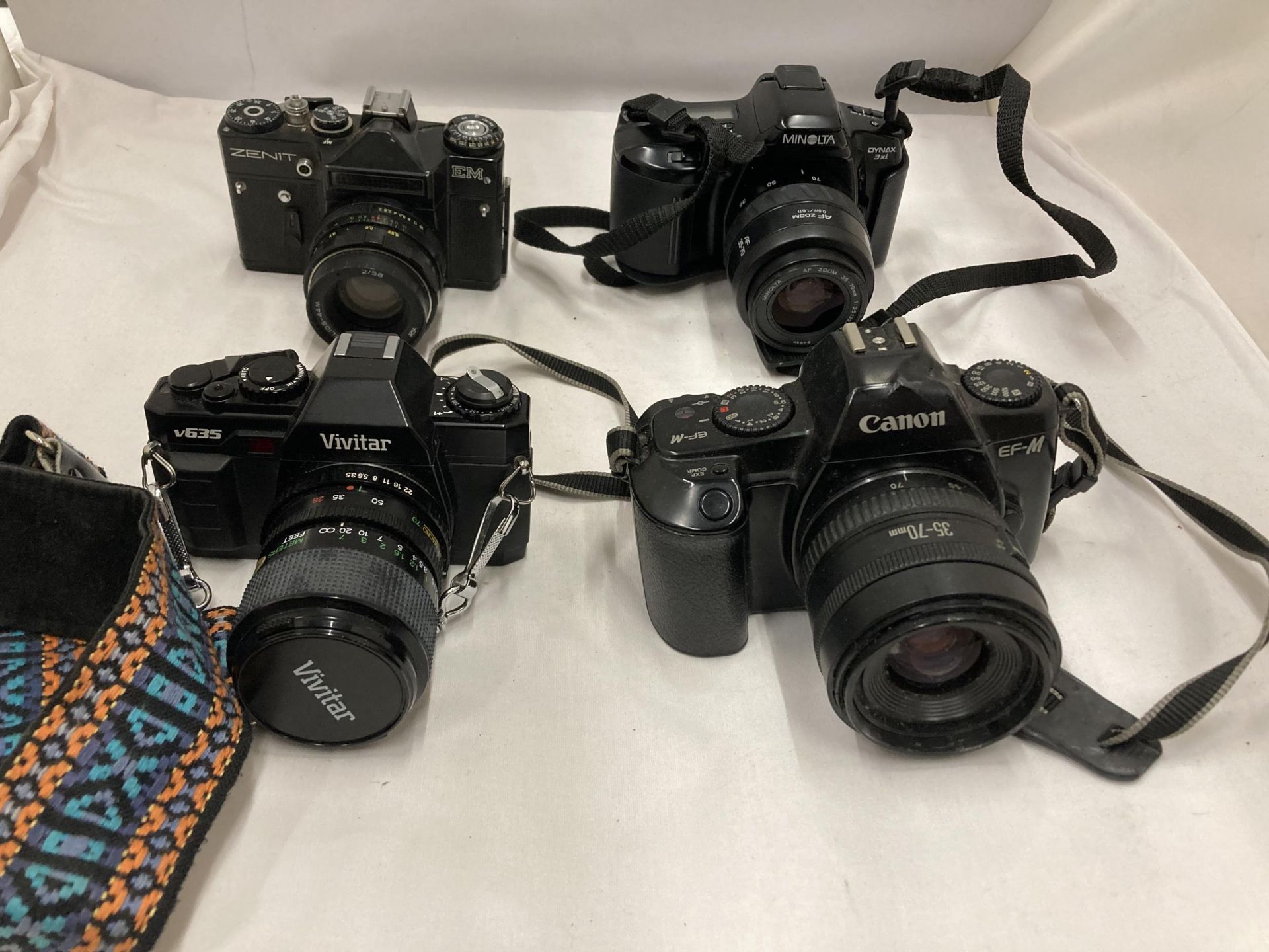 A COLLECTION OF VINTAGE CAMERAS TO INCLUDE CANON EF-M, VIVITAR, ZENIT AND MINOLTA, WITH ASSORTED - Image 2 of 5