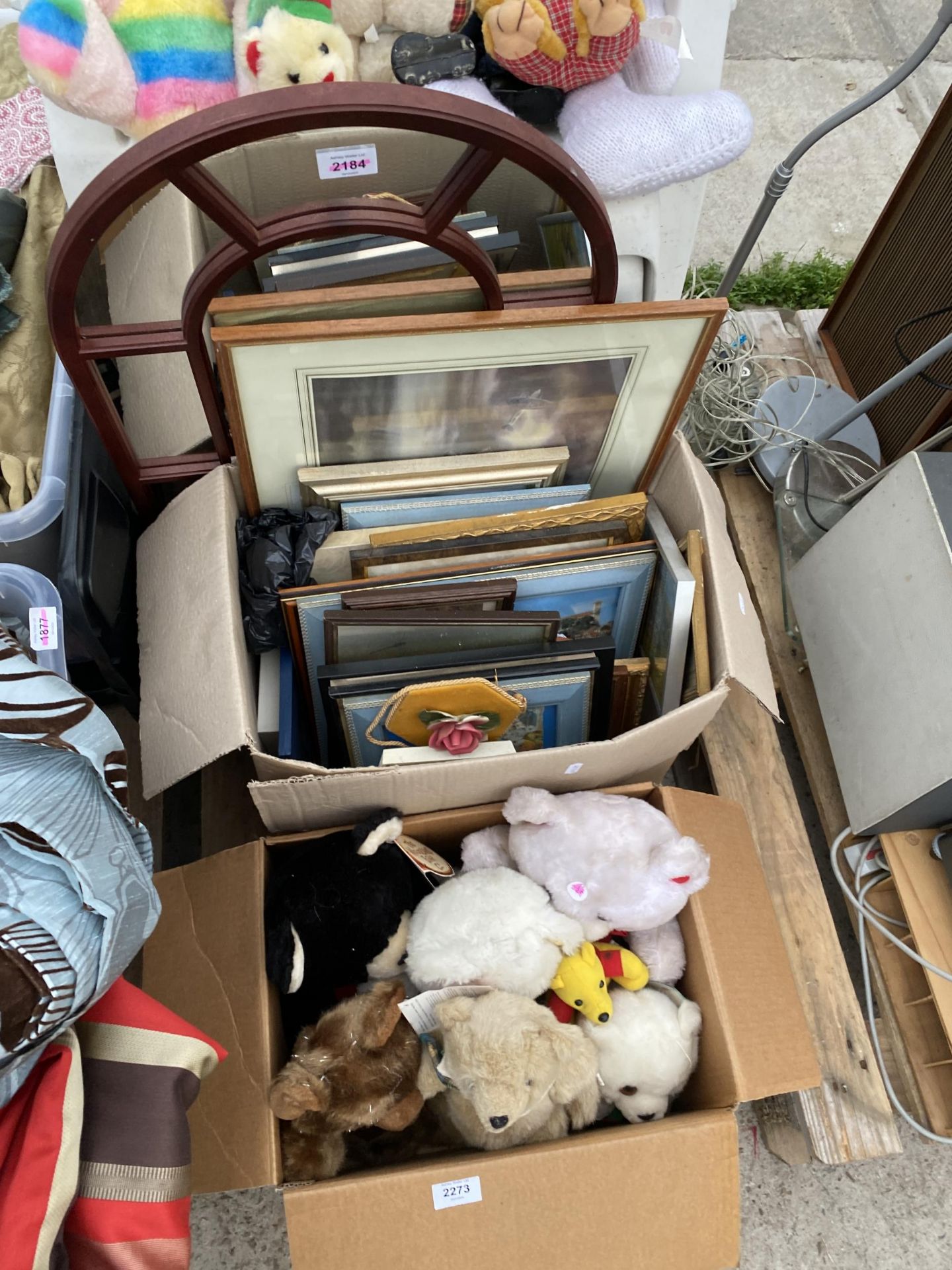 AN ASSORTMENT OF HOUSEHOLD CLEARANCE ITEMS - Image 2 of 5