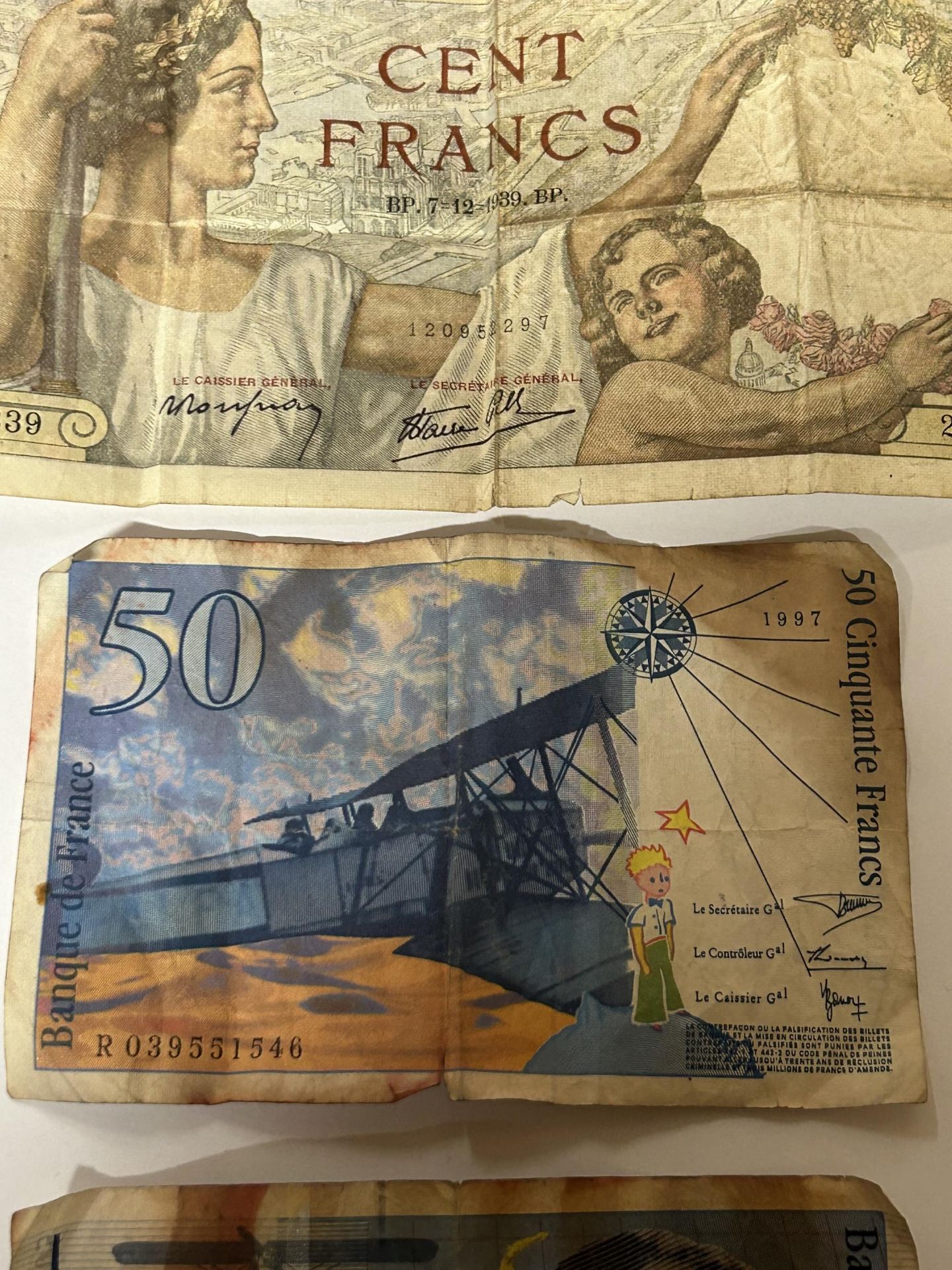 THREE VINTAGE FRENCH BANKNOTES TO INCLUDE A 100 FRANC NOTE AND TWO 50 FRANC NOTES - Bild 3 aus 4