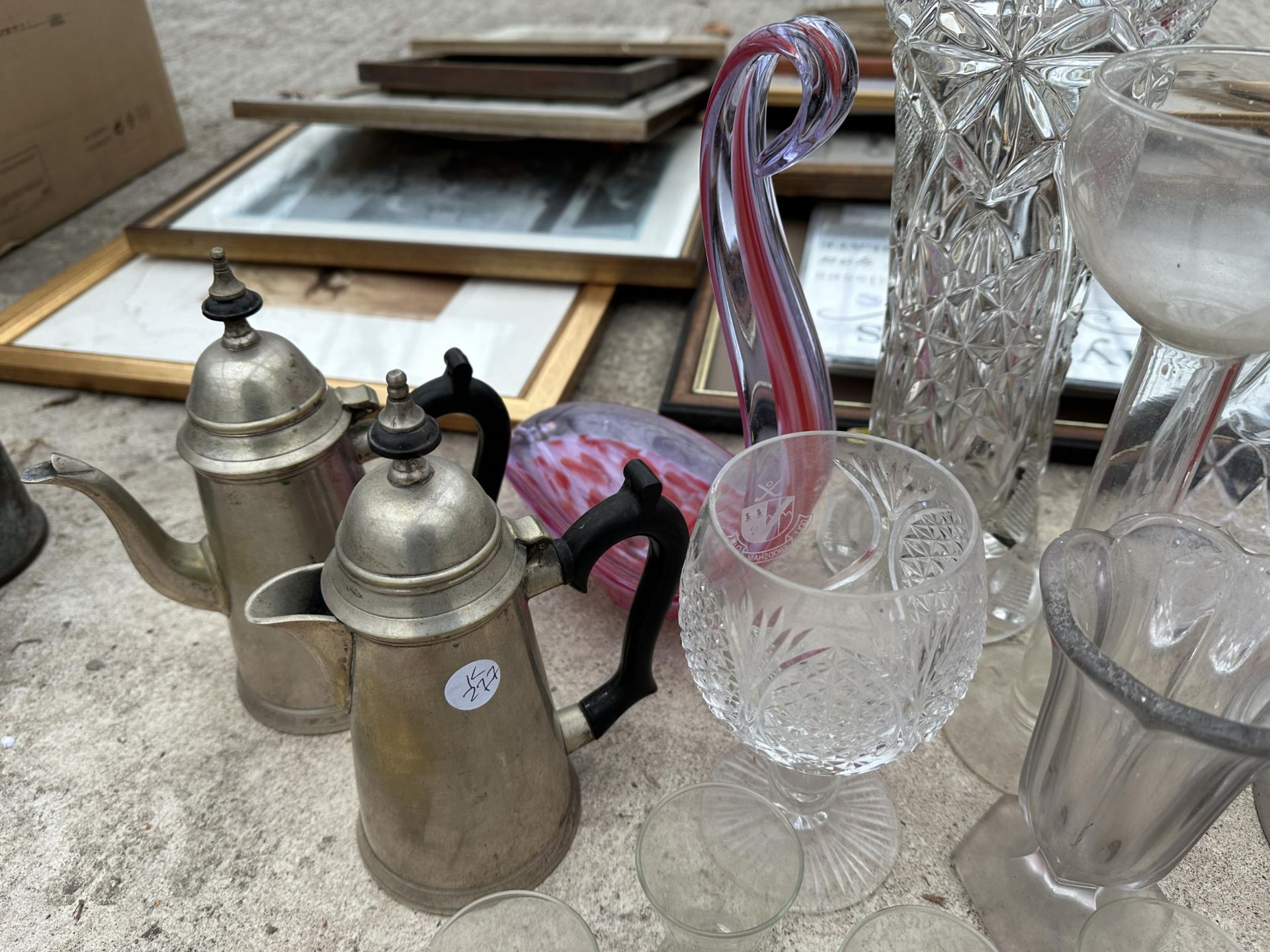 AN ASSORTMENT OF ITEMS TO INCLUDE METAL WARE COFFEE POTS, GLASS VASES AND NAME CARD HOLDERS ETC - Image 3 of 3