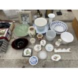 AN ASSORTMENT OF CERAMICS TO INCLUDE TRINKETS BOXES, PIN DISHES AND VASES ETC