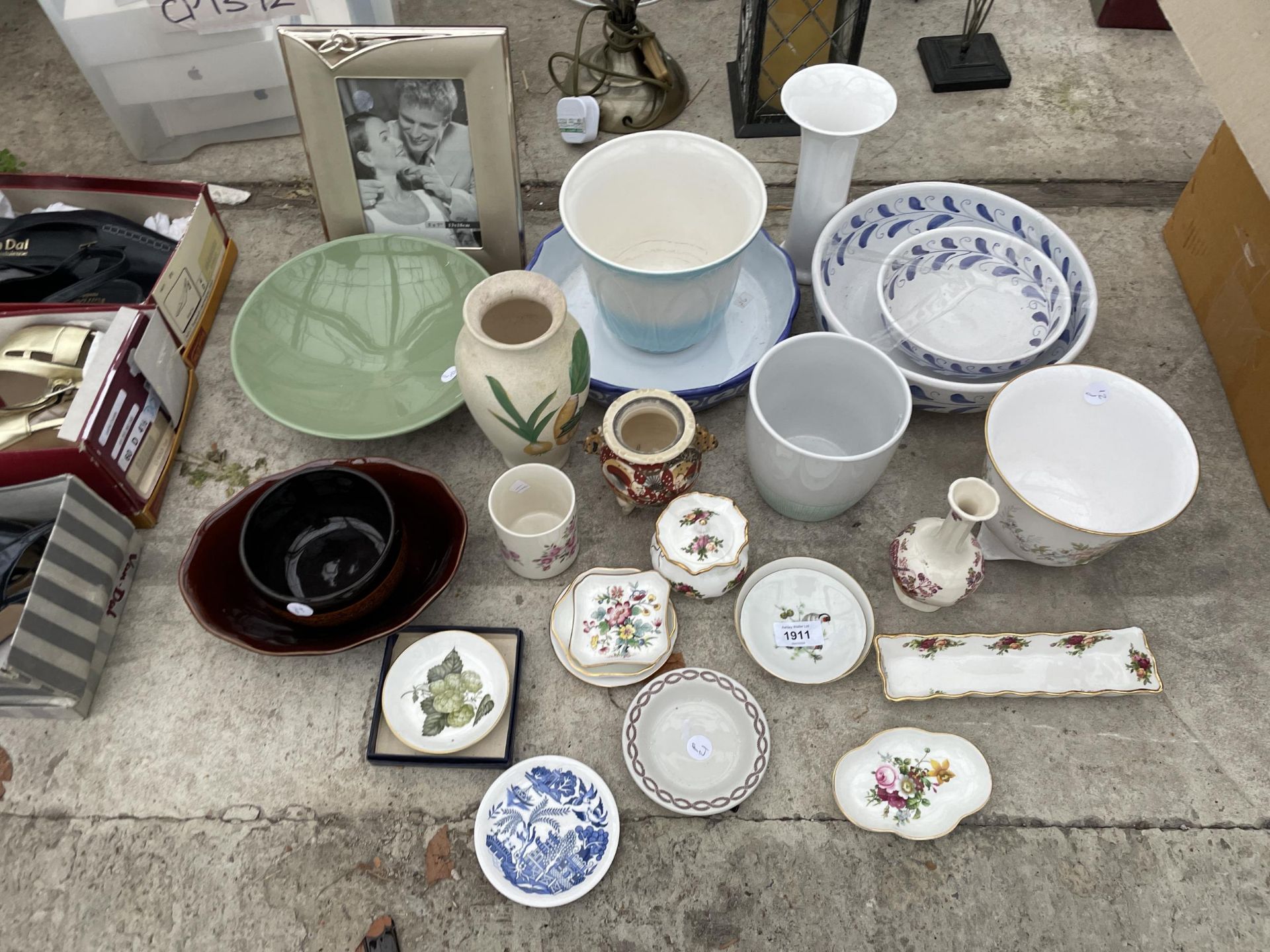 AN ASSORTMENT OF CERAMICS TO INCLUDE TRINKETS BOXES, PIN DISHES AND VASES ETC