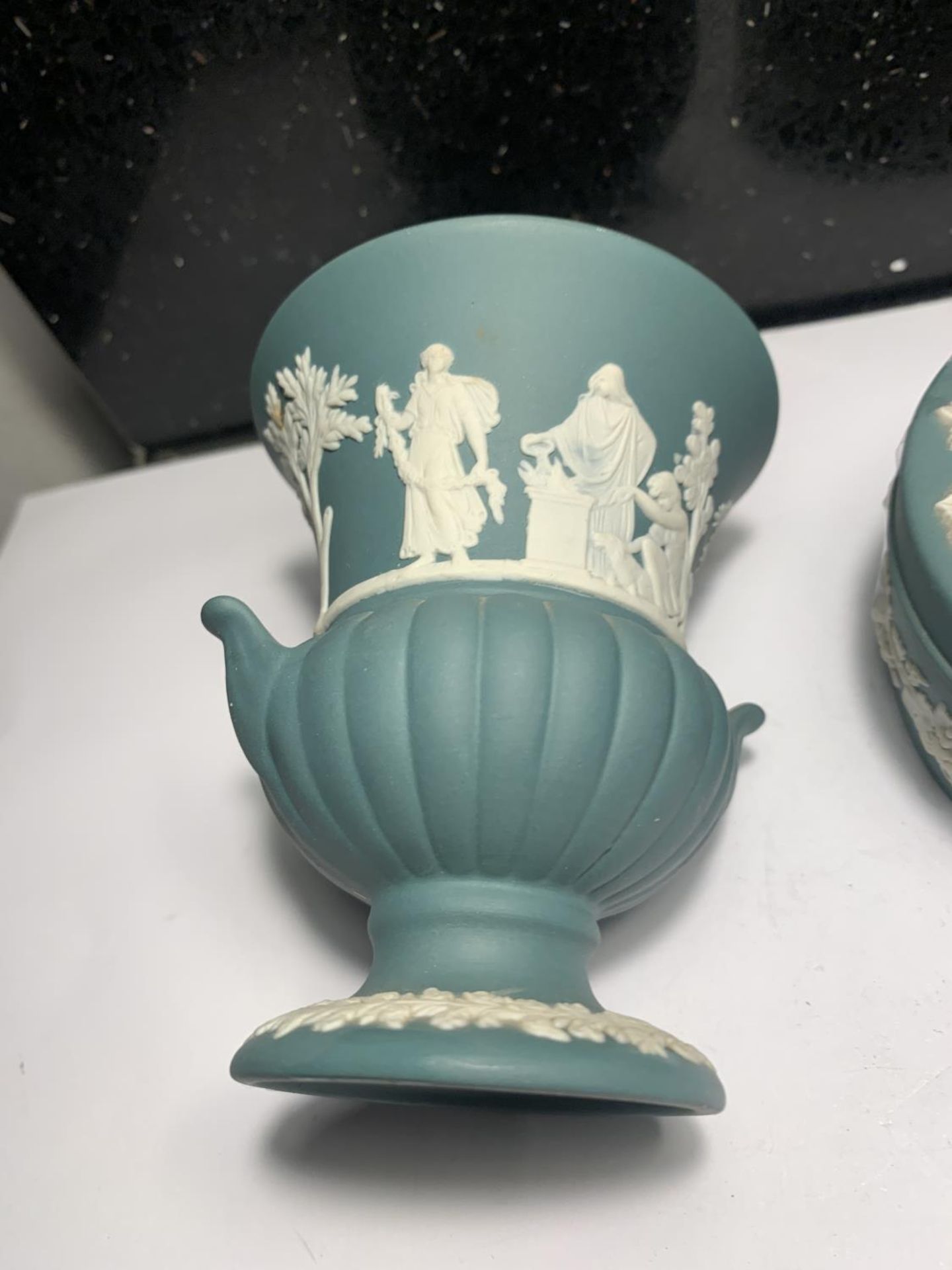 TWO ITEMS OF RARE GREEN WEDGWOOD JASPERWARE TO INCLUDE A VASE AND A LIDDED POT - Image 2 of 3