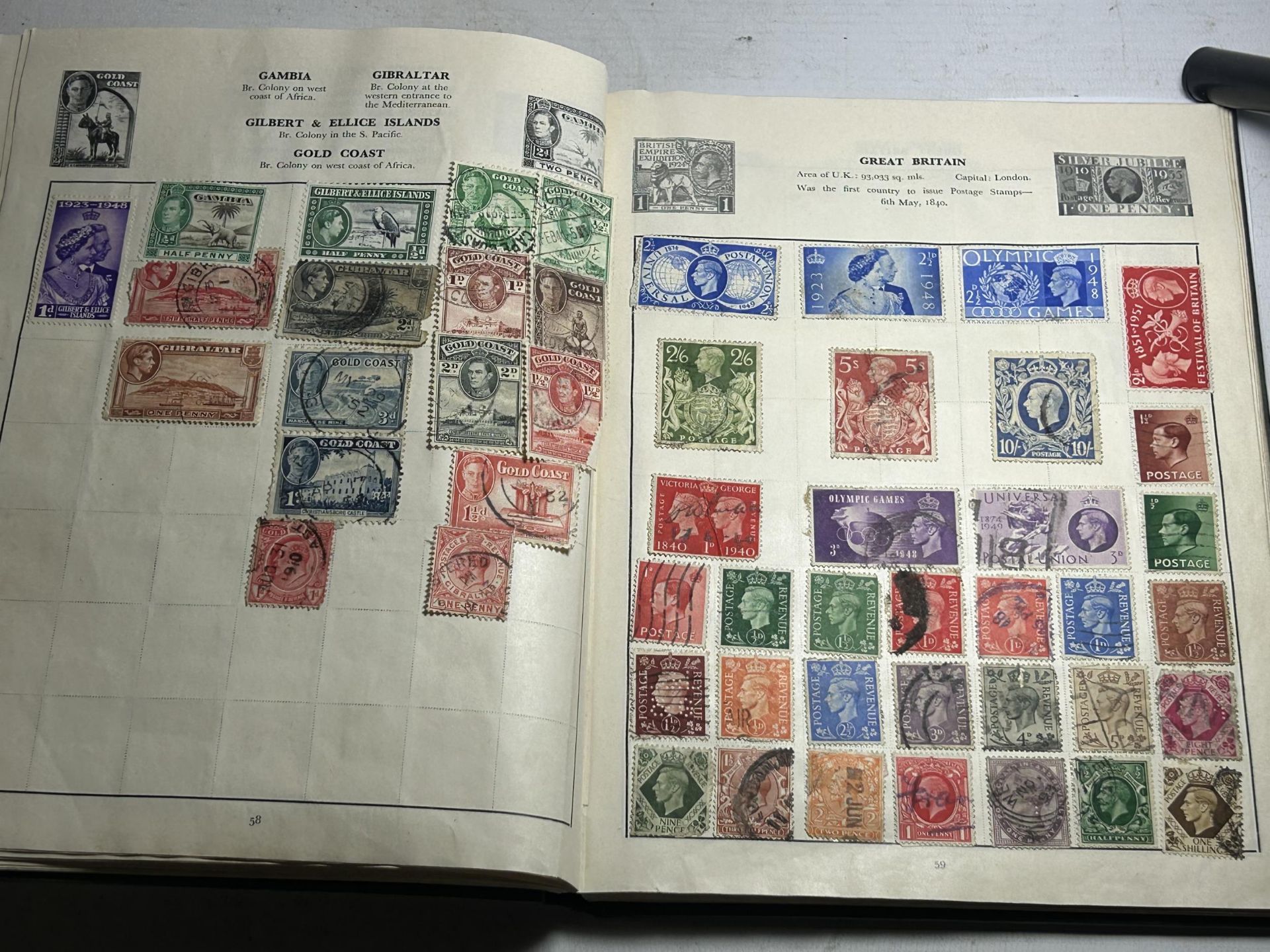 A CAVALIER STAMP ALBUM CONTAINING A COLLECTION OF VARIOUS WORLD STAMPS - Bild 3 aus 4