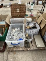 AN ASSORTMENT OF HOUSEHOLD CLEARANCE ITEMS