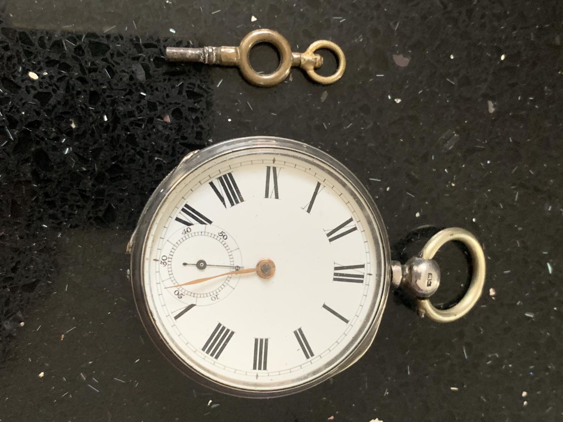 A HALLMARKED BIRMINGHAM SILVER POCKET WATCH WITH A WHITE ENAMEL DIAL AND ROMAN NUMERALS AND KEY (A/