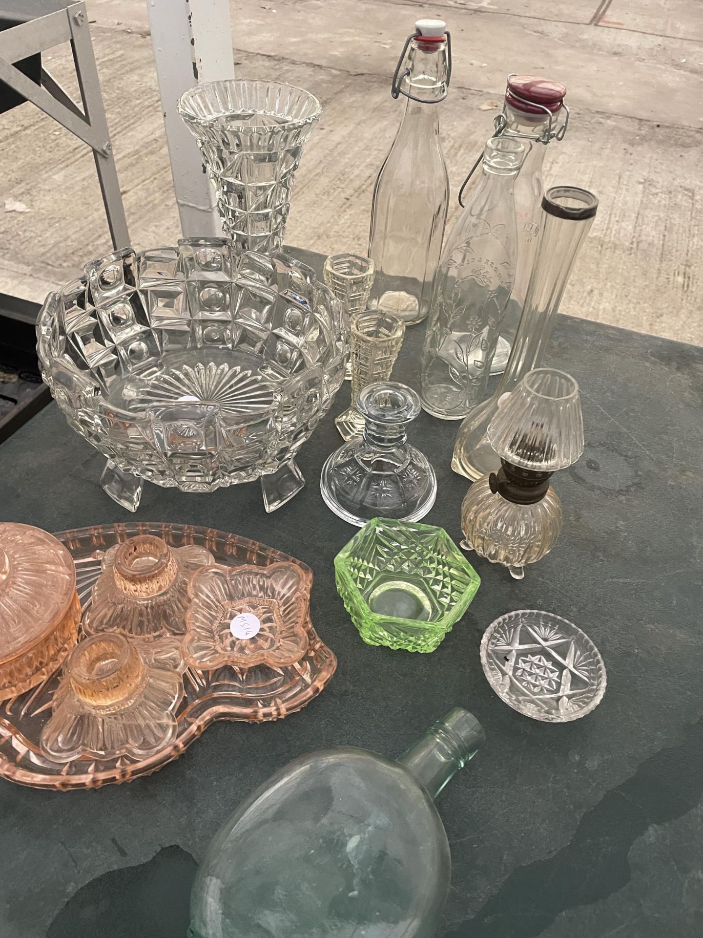 AN ASSORTMENT OF GLASS WARE ITEMS TO INCLUDE A DRESSING TABLE SET, KILNER BOTTLES AND CANDLESTICKS - Image 2 of 2