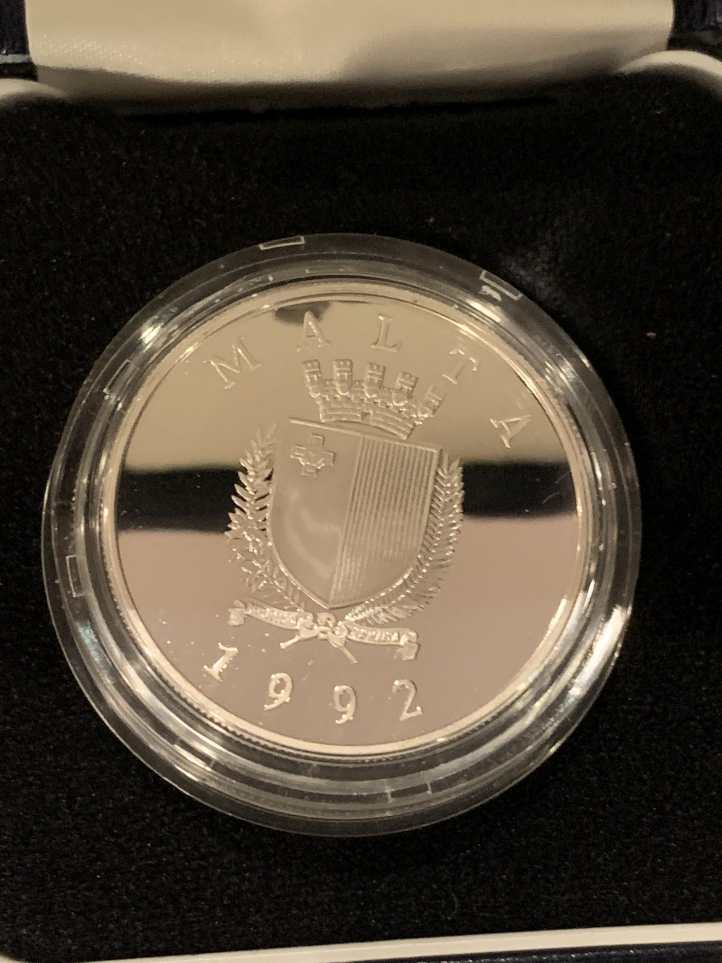 MALTA 1992 , GEORGE CROSS ANNIVERSARY LM5 , SILVER PROOF COIN . CASED WITH COA - Image 3 of 3