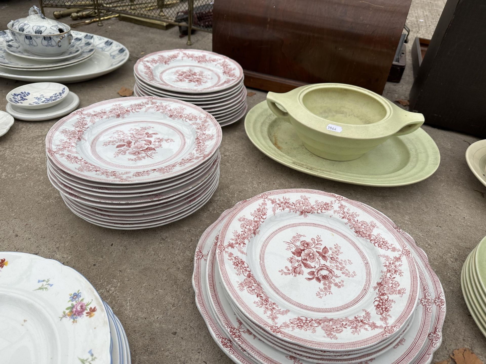 AN ASSORTMENT OF CERAMICS TO INCLUDE RED AND WHITE PLATES AND FURTHER FLORAL PLATES - Image 3 of 3