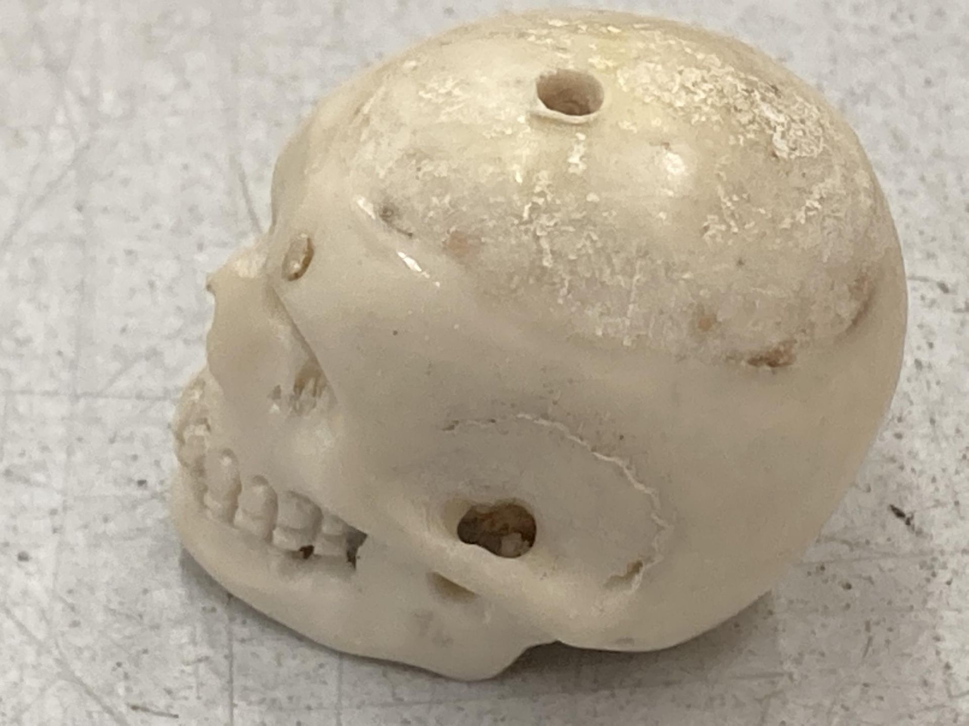 A BONE SMALL SKULL MODEL, HEIGHT 3CM - Image 2 of 3