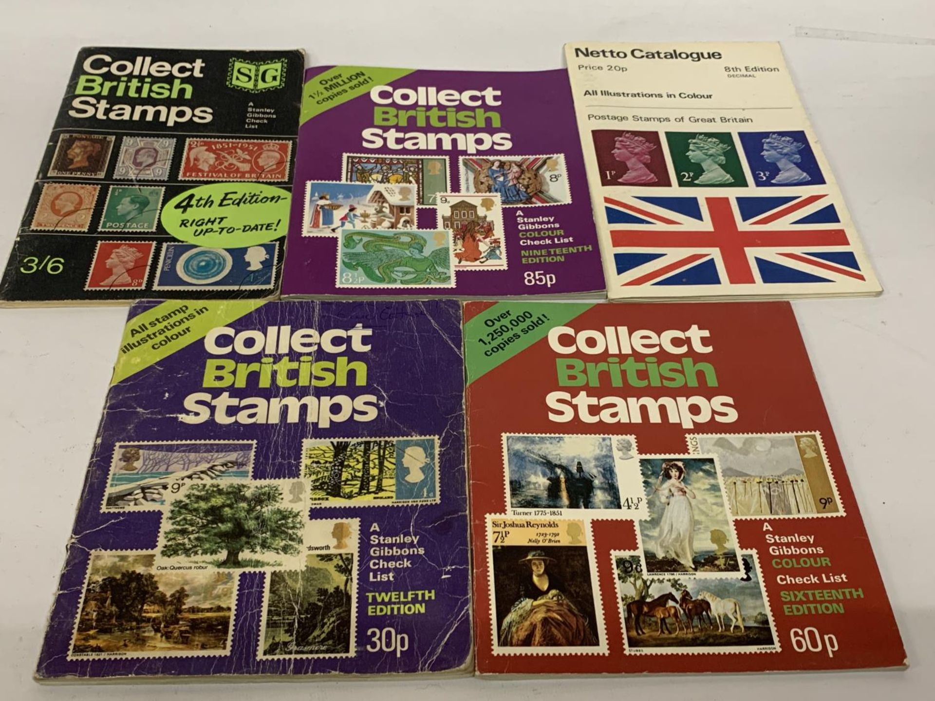 A QUANTITY OF BRITISH STAMP COLLECTOR'S BOOKS TOGETHER WITH A QUANTITY OF LOOSE STAMPS - Image 5 of 5