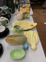 A COLLECTION OF ART DECO POTTERY TO INCLUDE CARLTON WARE COTTAGE, DISH, SYLVAC WALL POCKET ETC