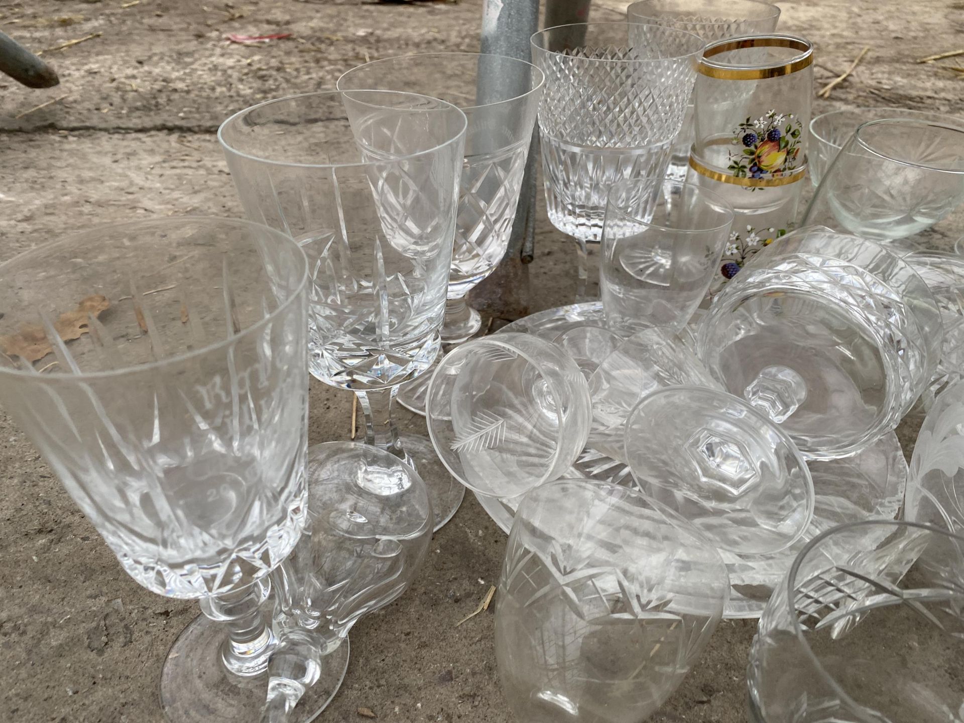 AN ASSORTMENT OF GLASS WARE TO INCLUDE DESSERT BOWLS AND WINE GLASSES ETC - Image 4 of 6