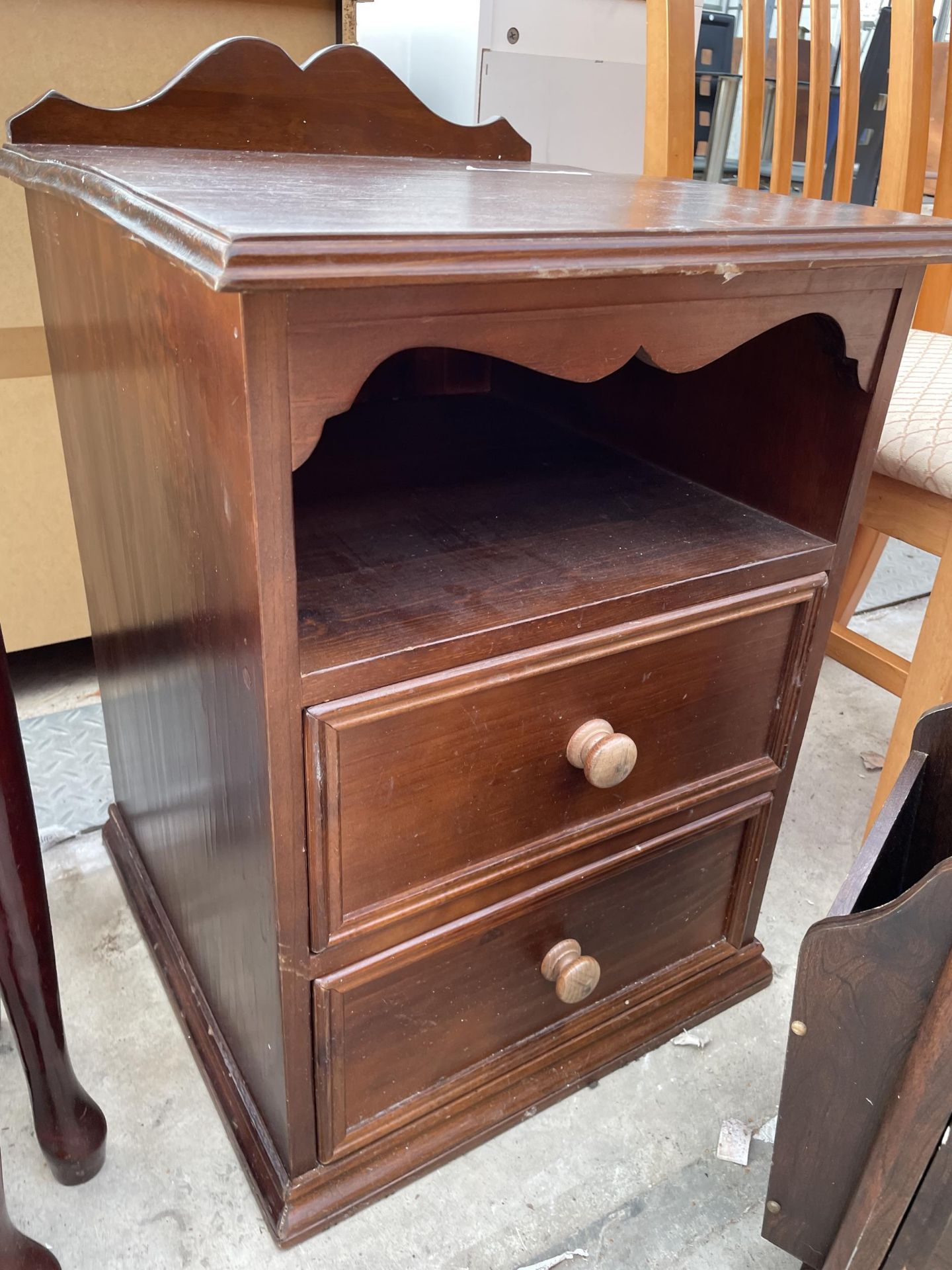 A MODERN CHEST/MAGAZINE RACK AND BEDSIDE CHEST - Image 3 of 3