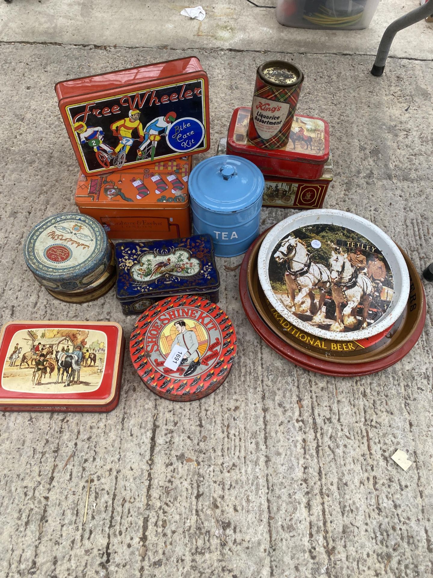 AN ASSORTMENT OF VINTAGE TINS AND TRAYS