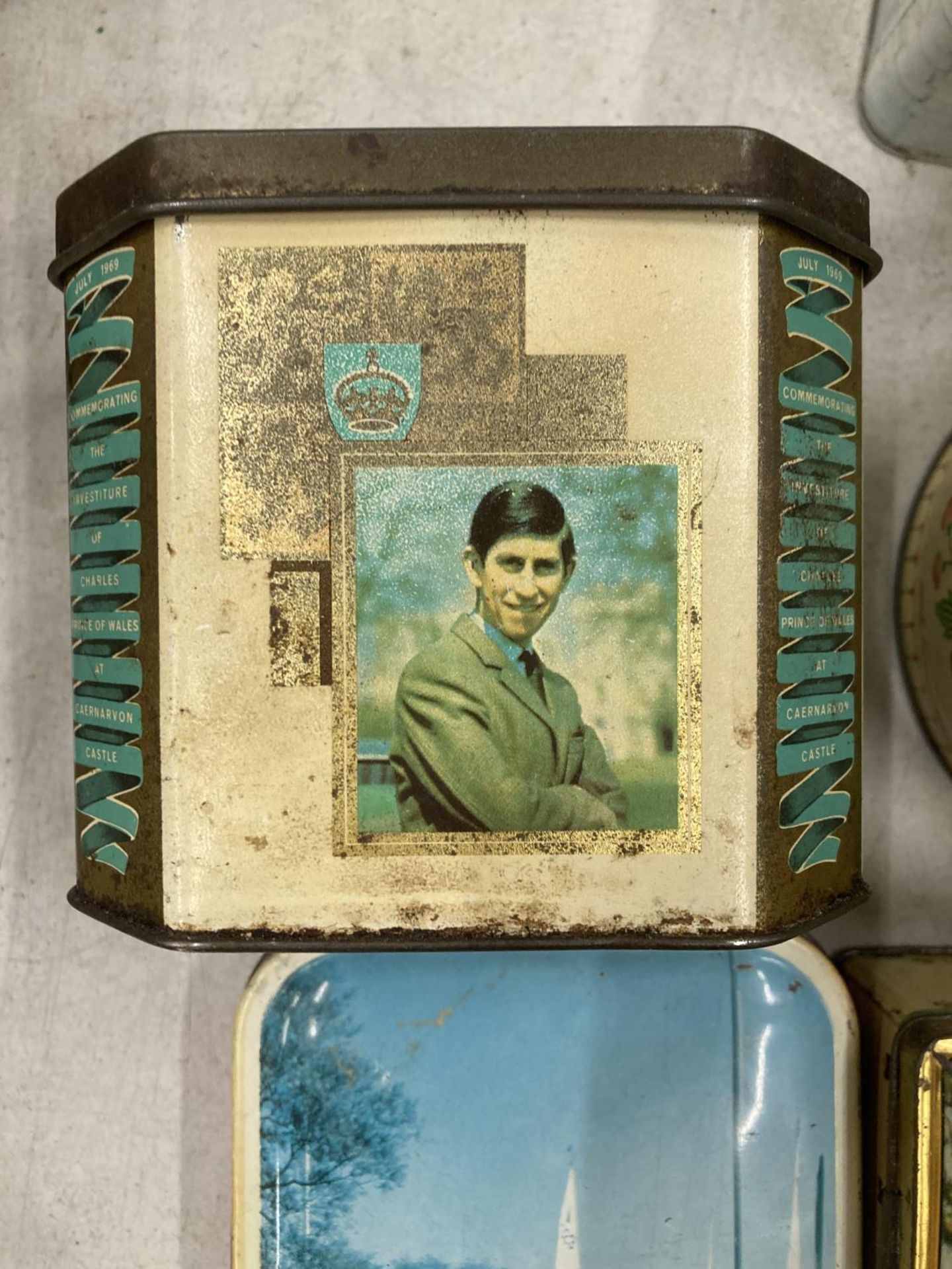 A LARGE QUANTITY OF VINTAGE TINS TO INCLUDE CO-OPERATIVE BRUSH WORKS, KING GEORGE WITH HIS FAMILY, - Bild 3 aus 6