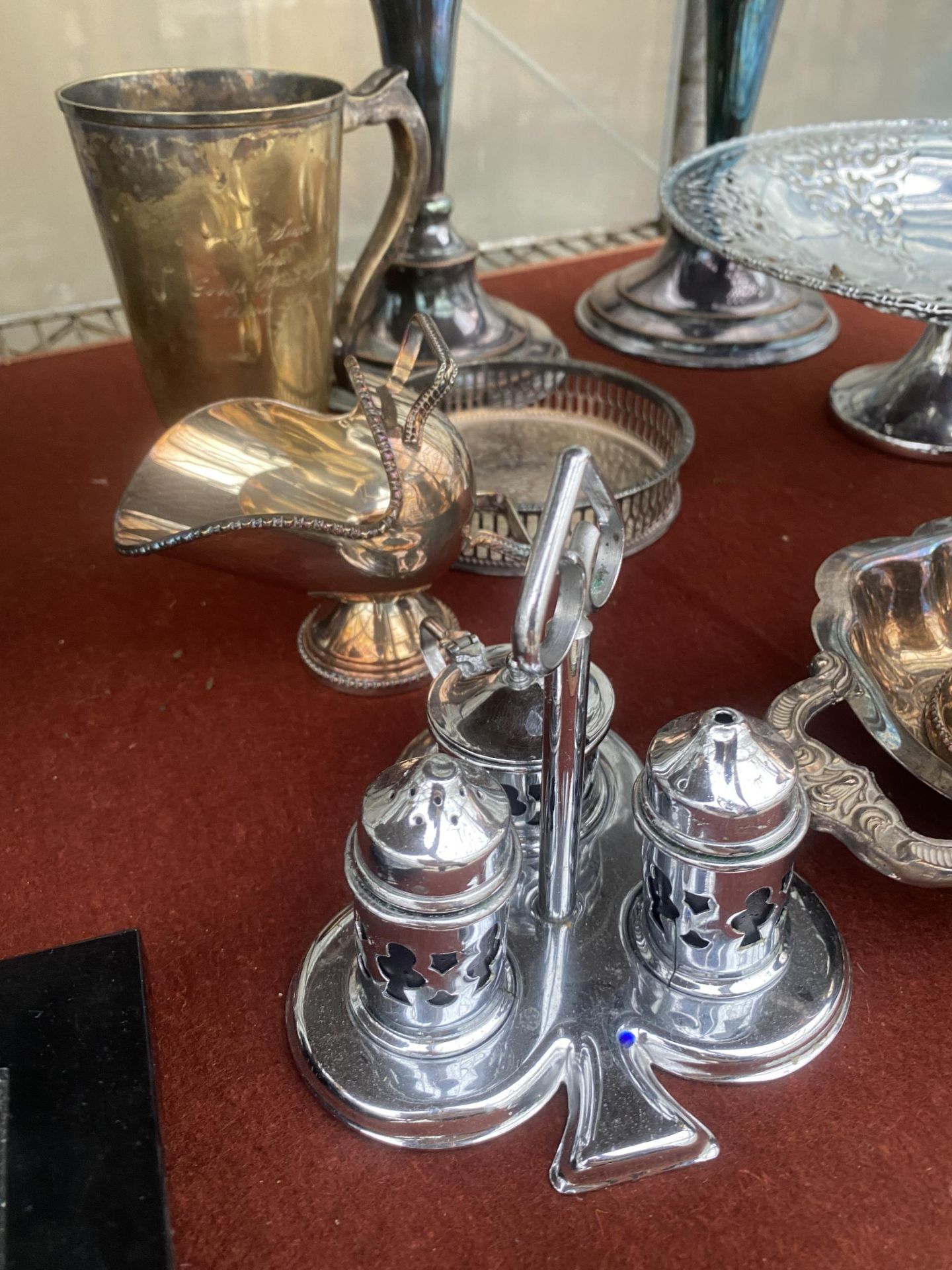 AN ASSORTMENT OF SILVER PLATED ITEMS TO INCLUDE A PAIR OF CANDLESTICKS, A TWIN HANDLED TRAY AND A - Bild 2 aus 4