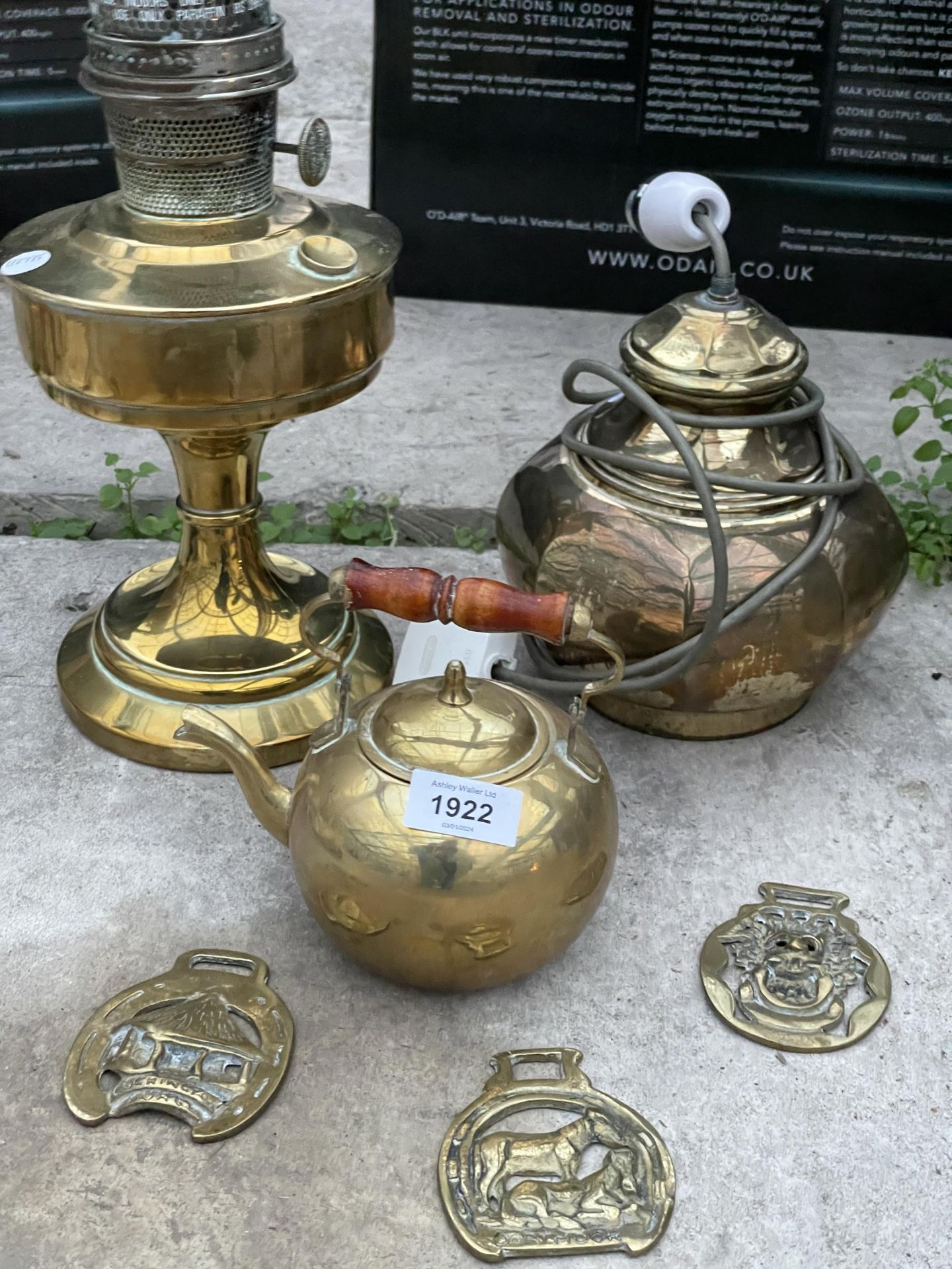 AN ASSORTMENT OF BRASS ITEMS TO INCLUDE AN OIL LAMP AND A KETTLE ETC - Bild 2 aus 2