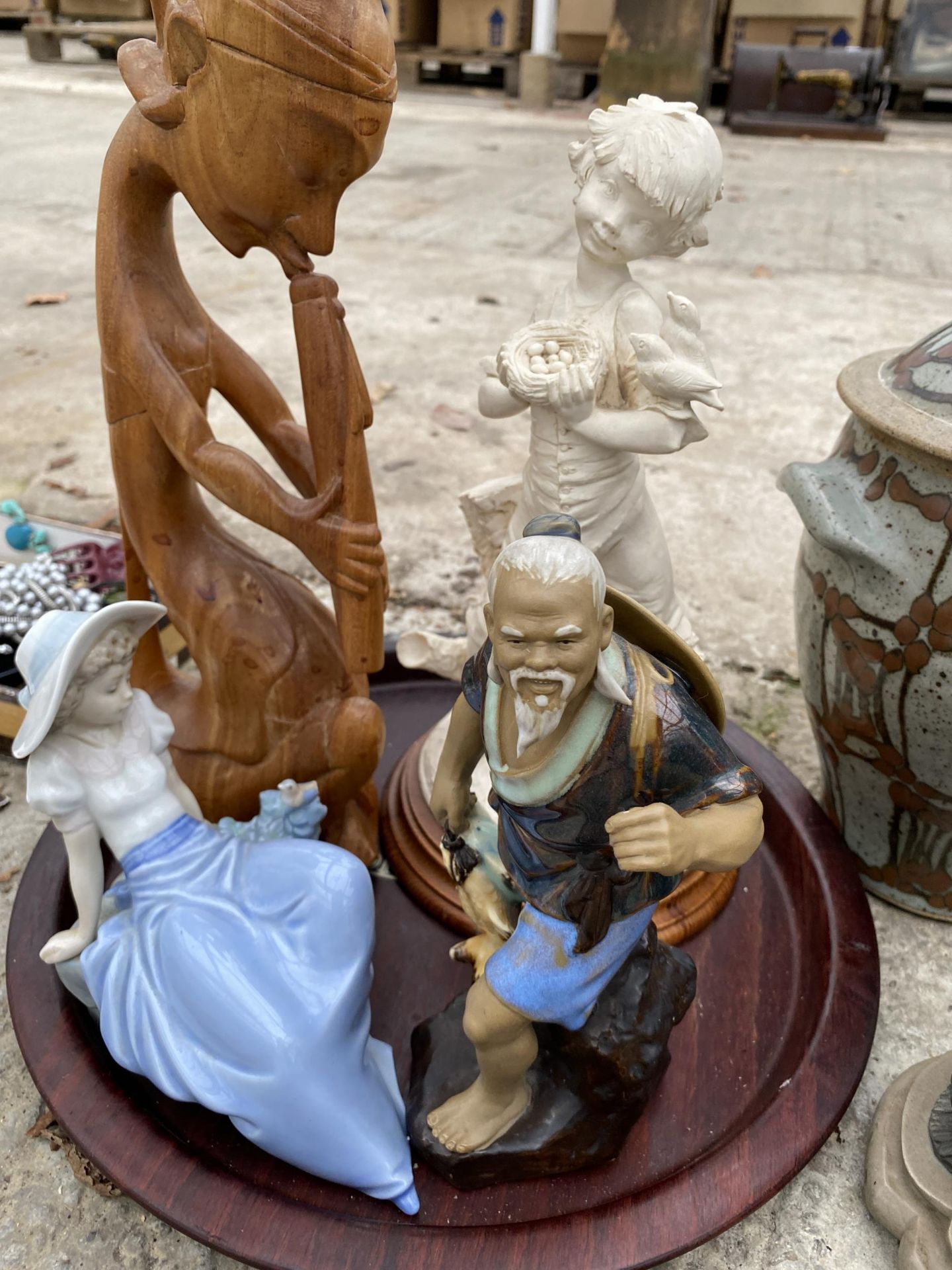 AN ASSORTMENT OF ITEMS TO INCLUDE ORIENTAL FIGURES , A CLOCK AND FLATWARE ETC - Image 4 of 6