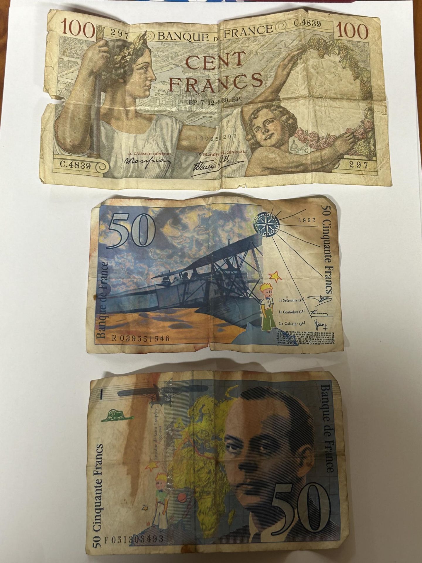THREE VINTAGE FRENCH BANKNOTES TO INCLUDE A 100 FRANC NOTE AND TWO 50 FRANC NOTES