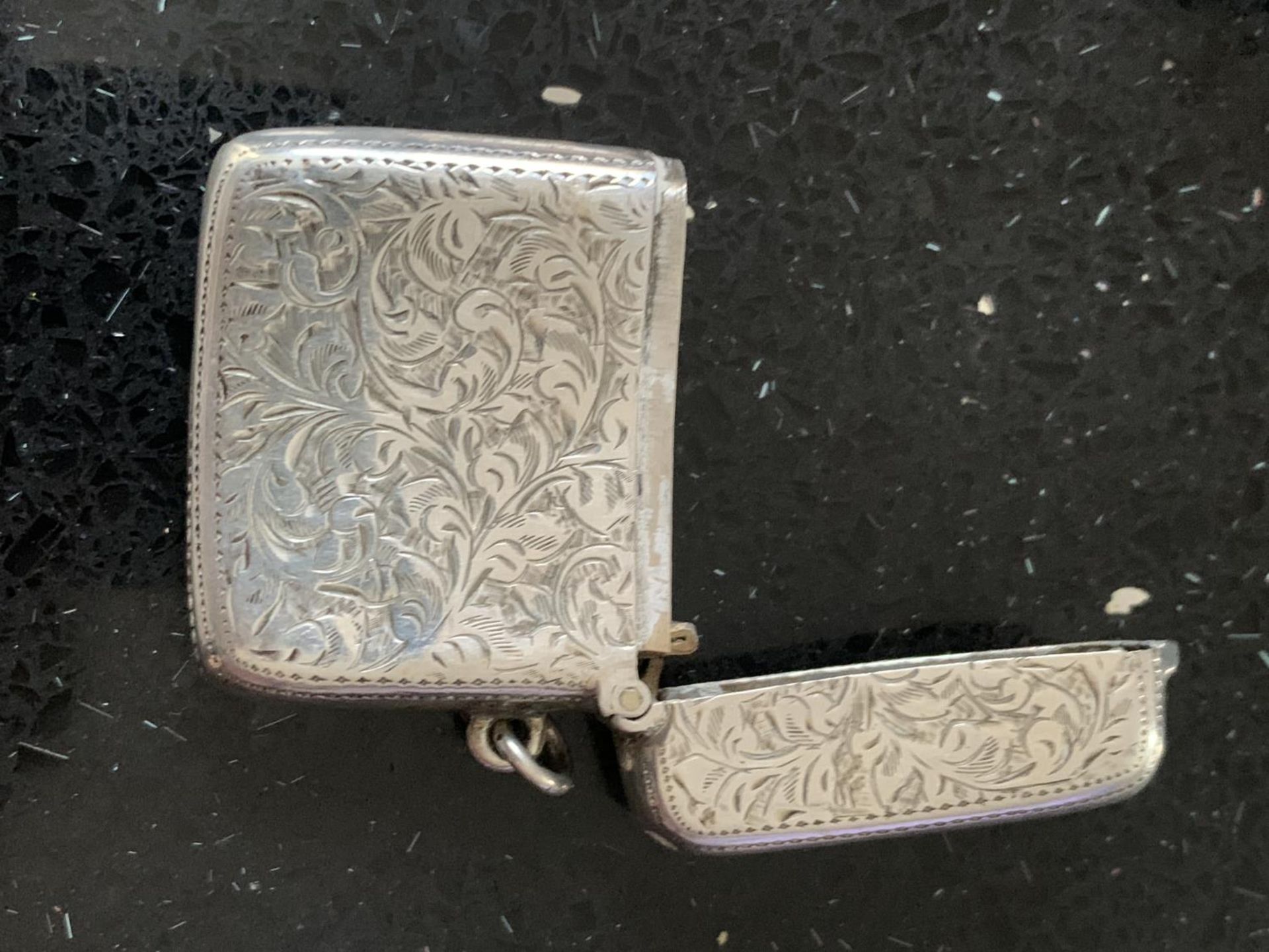 A HALLMARKED BIRMINGHAM SILVER VESTA CASE - Bild 4 aus 4