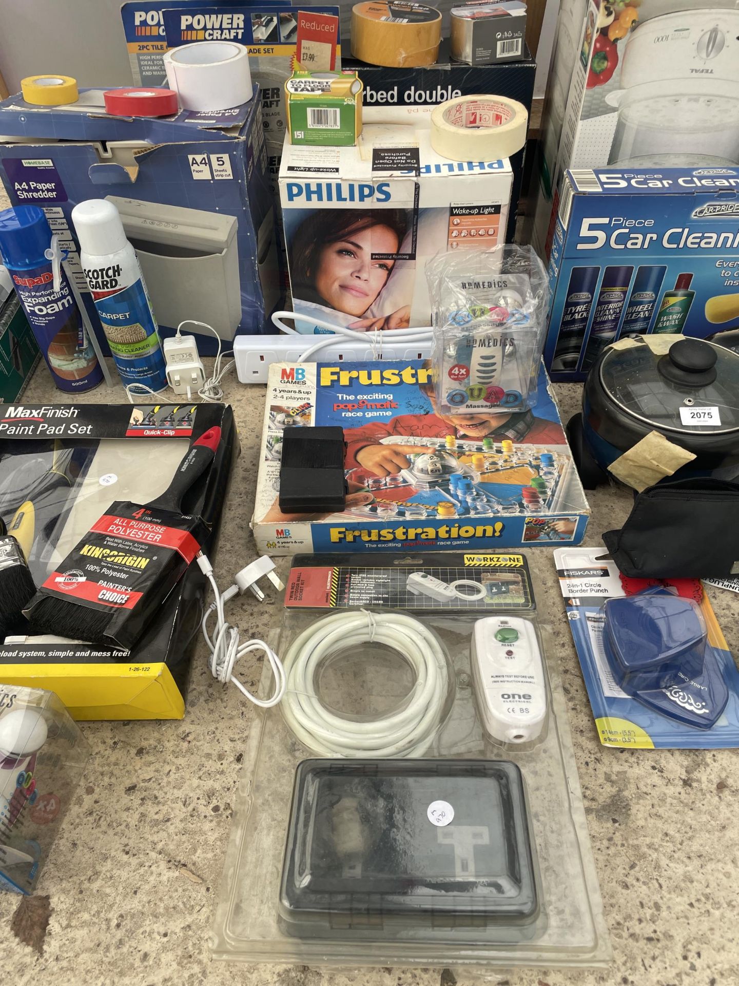 AN ASSORTMENT OF ITEMS TO INCLUDE A CAR CLEANING KIT, DECORATORS ITEMS AND TAPES ETC - Image 3 of 5