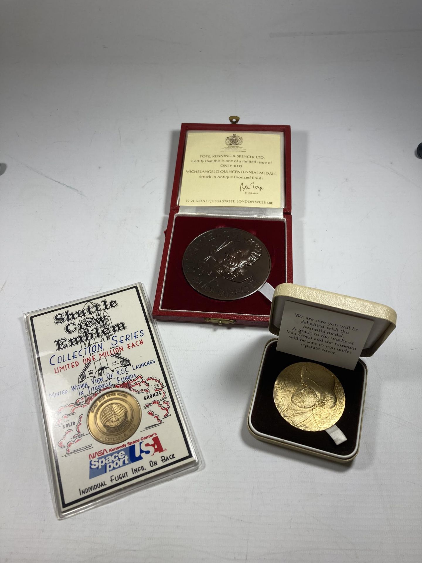 THREE VARIOUS MEDALS AND TOKENS TO INCLUDE A LIMITED EDITION OF 1000 MICHELANGELO QUICENTENNIAL