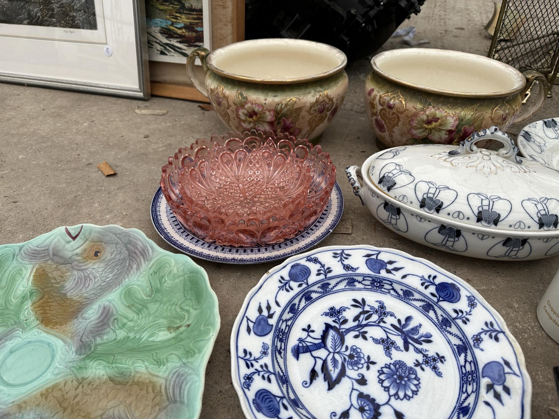 AN ASSORTMENT OF ITEMS TO INCLUDE CERAMICS AND COLOURED GLASS WARE ETC - Bild 3 aus 3