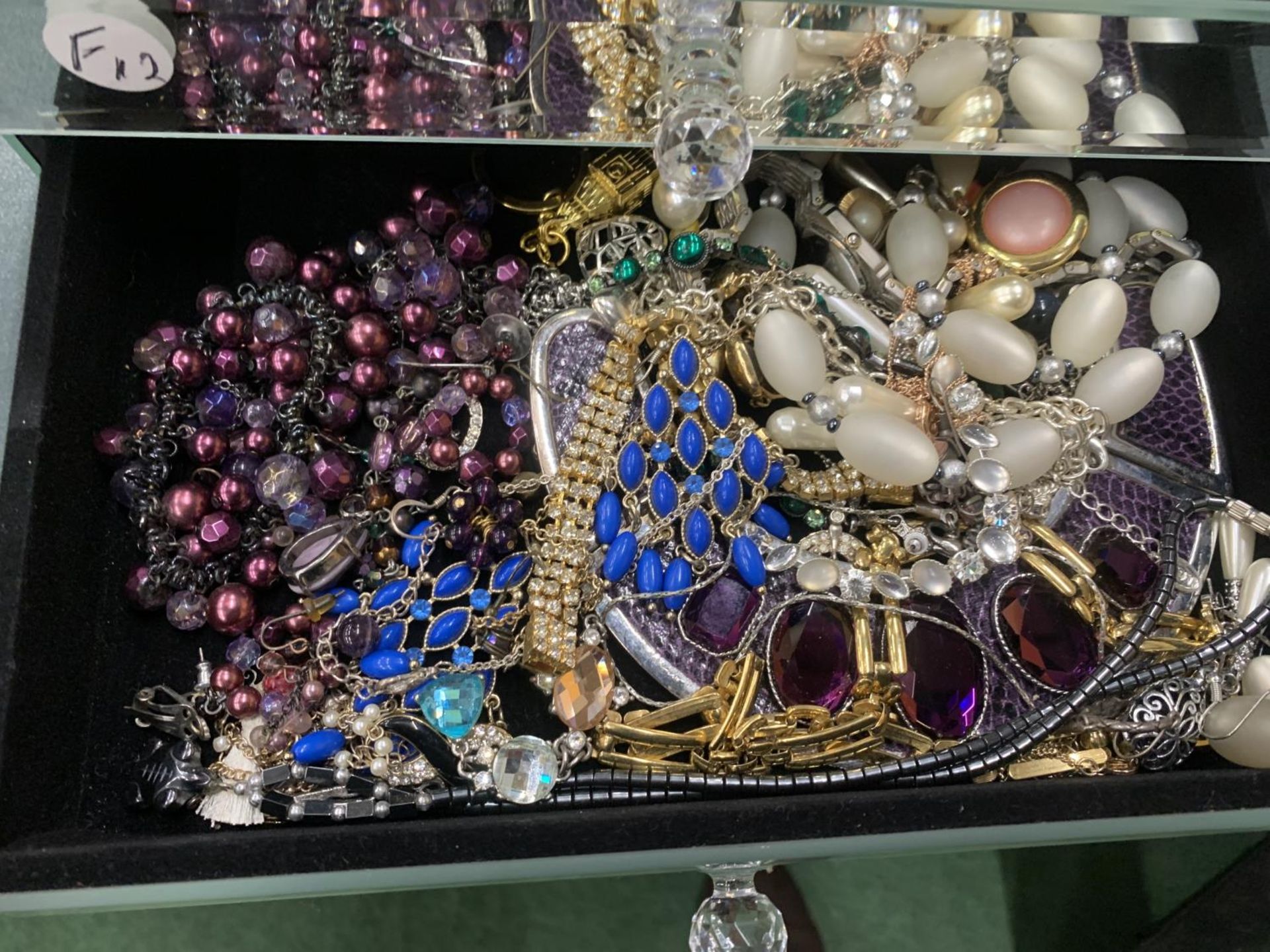 A LARGE QUANTITY OF COSTUME JEWELLERY TO INCLUDE WATCHES, RINGS, BRACELETS, BROOCHES, NECKLACES, ETC - Image 3 of 4