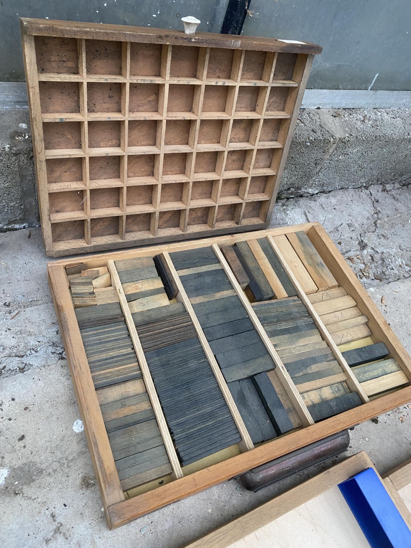 FOUR SMALL PRINTS TRAYS AND A QUANTITY OF WOODEN BLOCKS - Bild 2 aus 2