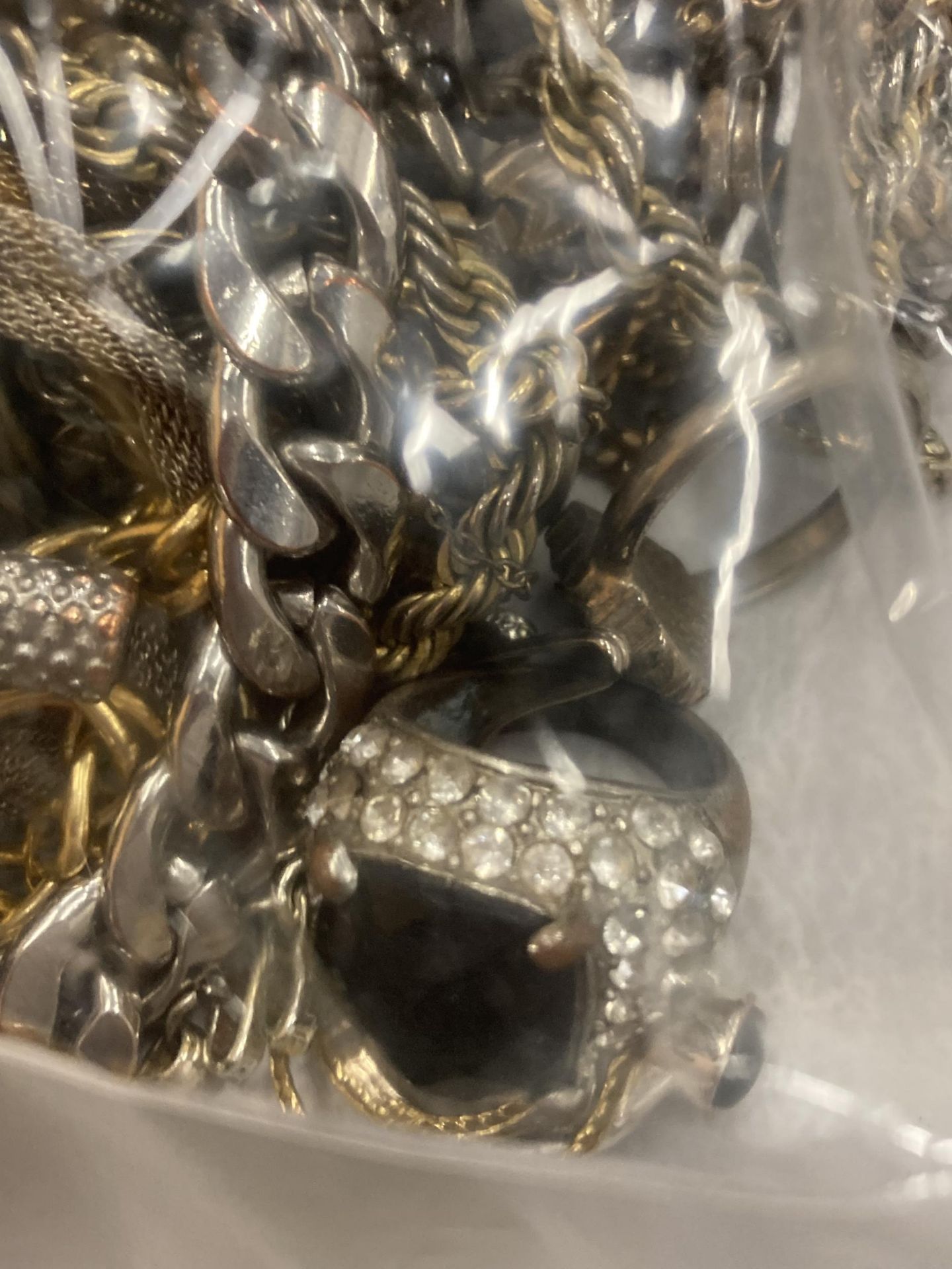 A LARGE QUANTITY OF MIXED COSTUME JEWELLERY CHAINS, TOTAL WEIGHT 3.3KG - Image 2 of 5