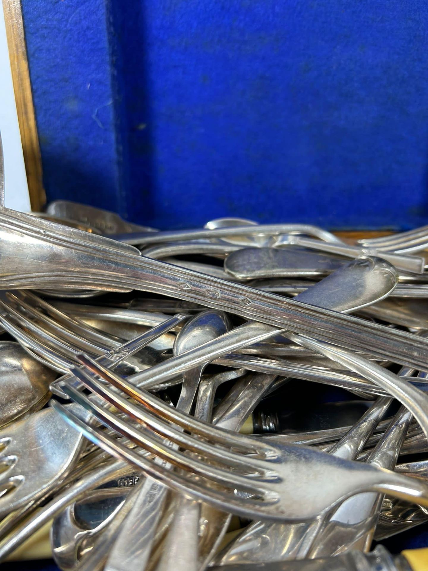 A BOX OF ASSORTED SILVER PLATED ITEMS TO INCLUDE FRENCH CHRISTOFLE LARGE LADLE, WALKER AND HALL - Image 3 of 3