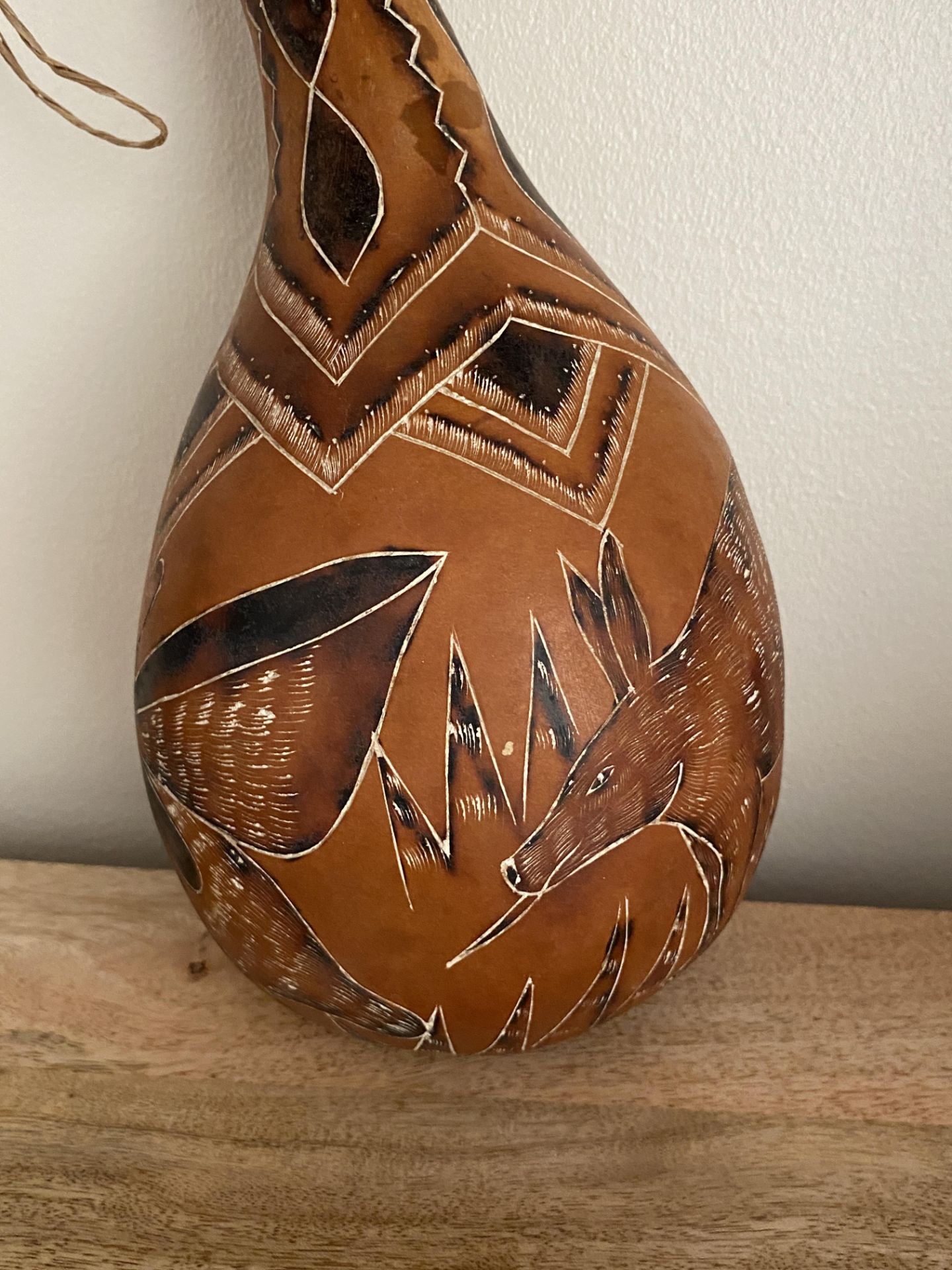 A VINTAGE AFRICAN TRIBAL GOURD WITH AARDVARK AND BUTTERFLY DESIGN, HEIGHT 29.5 CM - Image 2 of 4