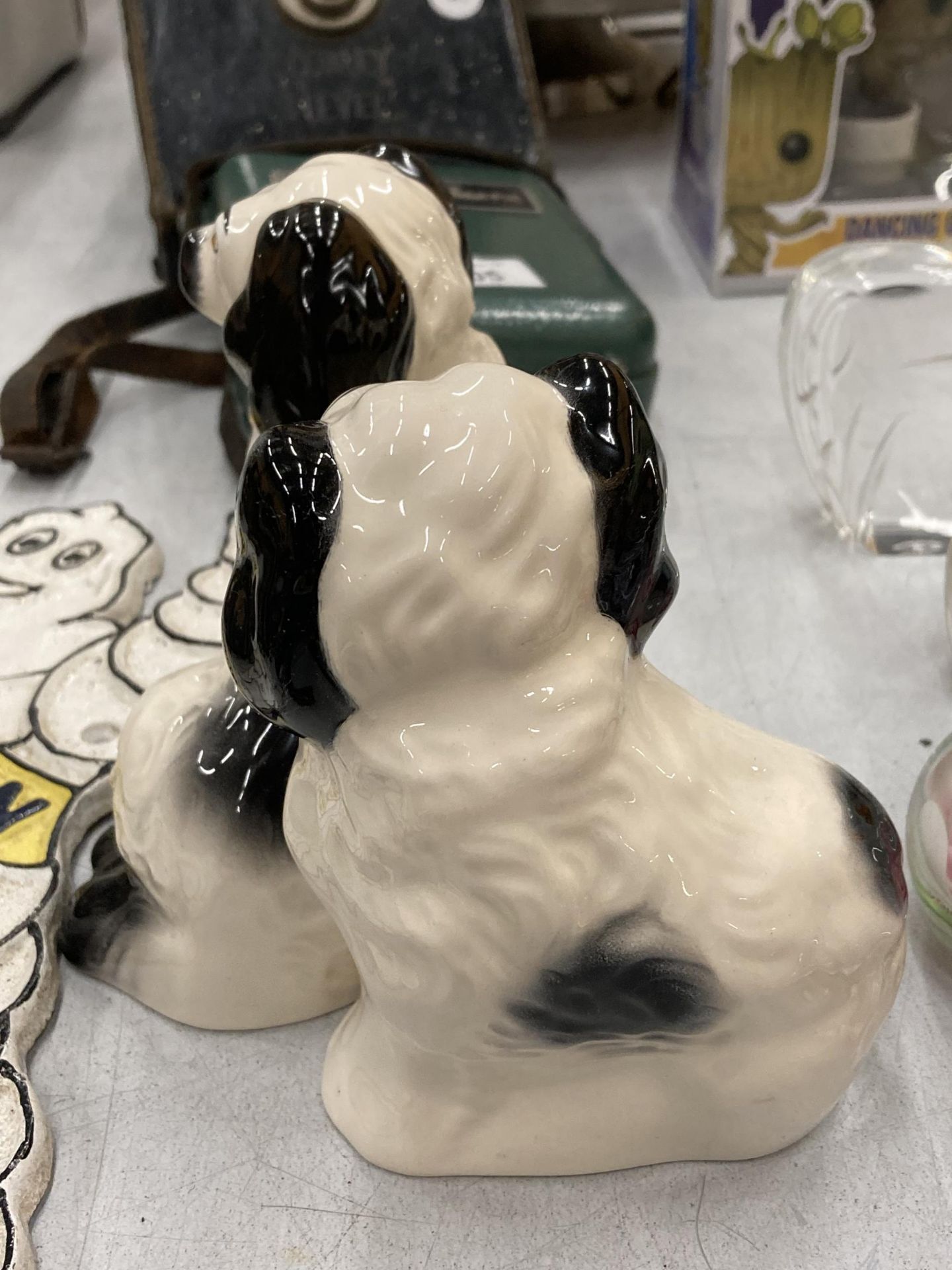 A PAIR OF BESWICK STAFFORDSHIRE STYLE SPANIELS, HEIGHT 14CM - Image 2 of 3