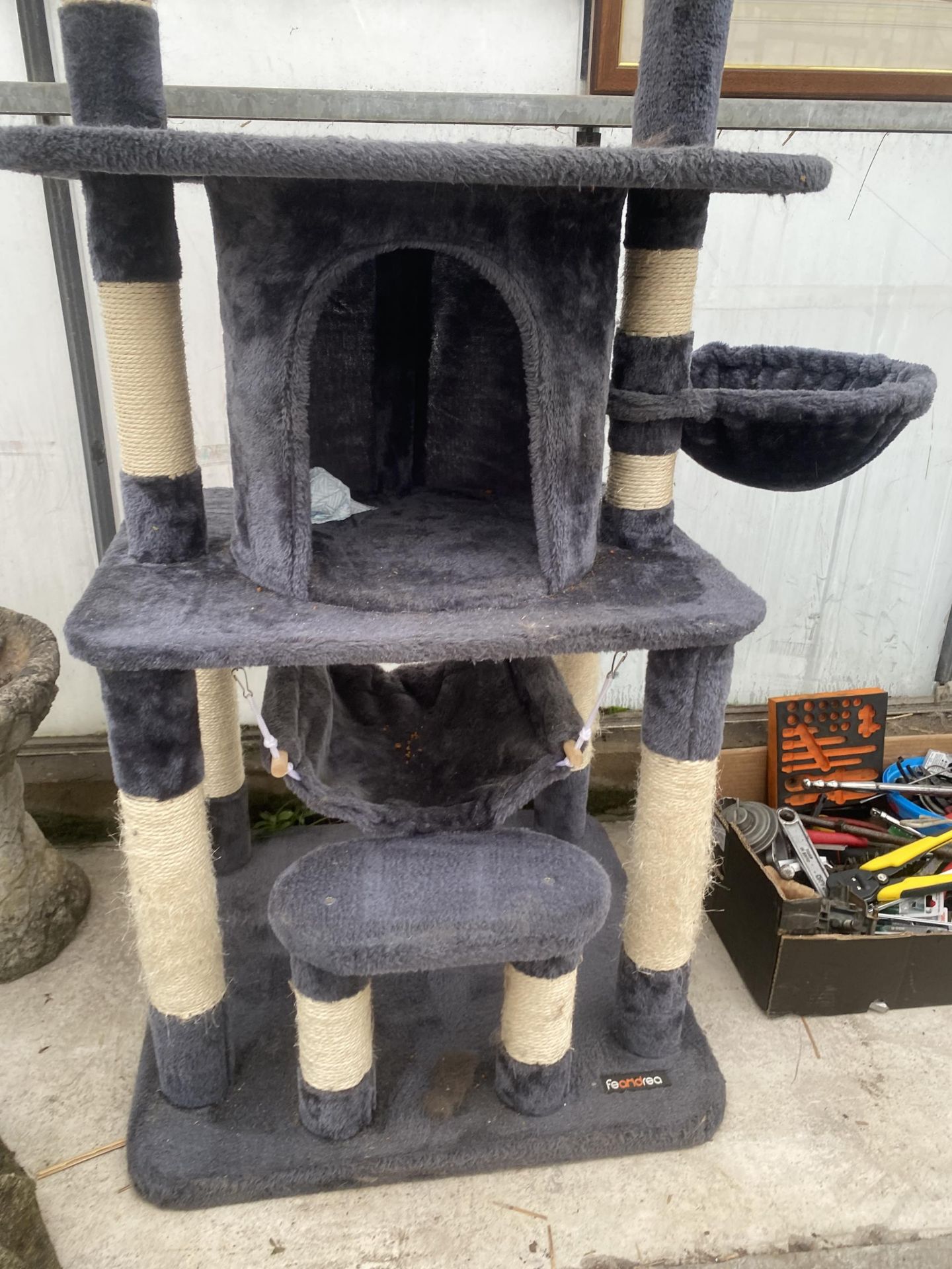 A FEANDREA CAT PLAY STAND - Image 2 of 4