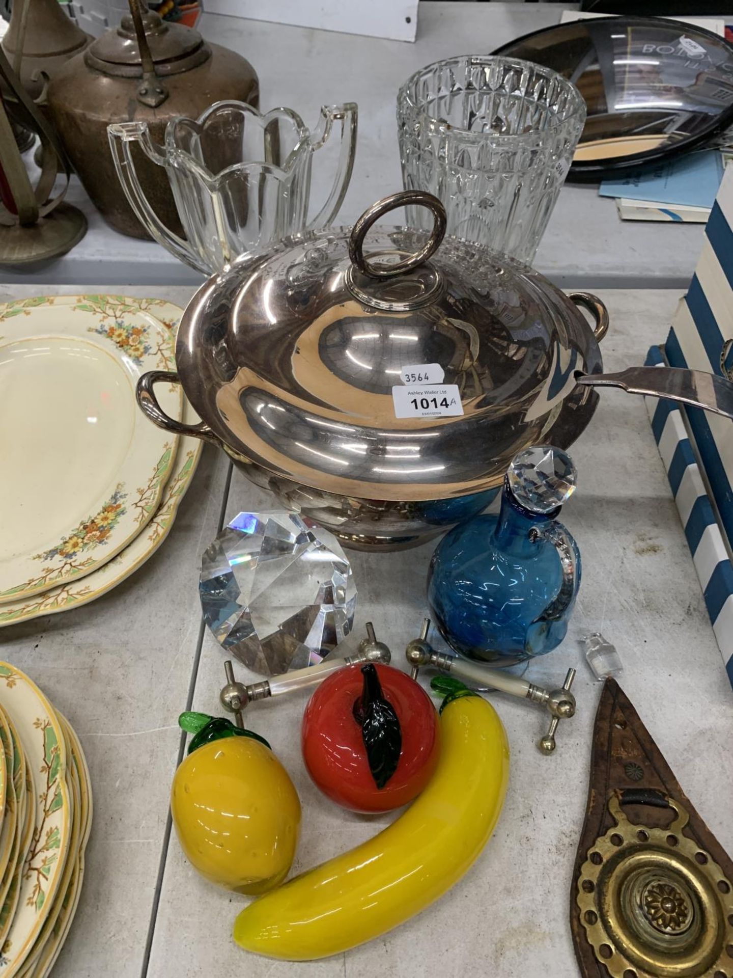 A COLLECTION OF ITEMS TO INCLUDE A LIDDED METAL DISH, GLASS VASES, FRUITS, KNIFE RESTS ETC