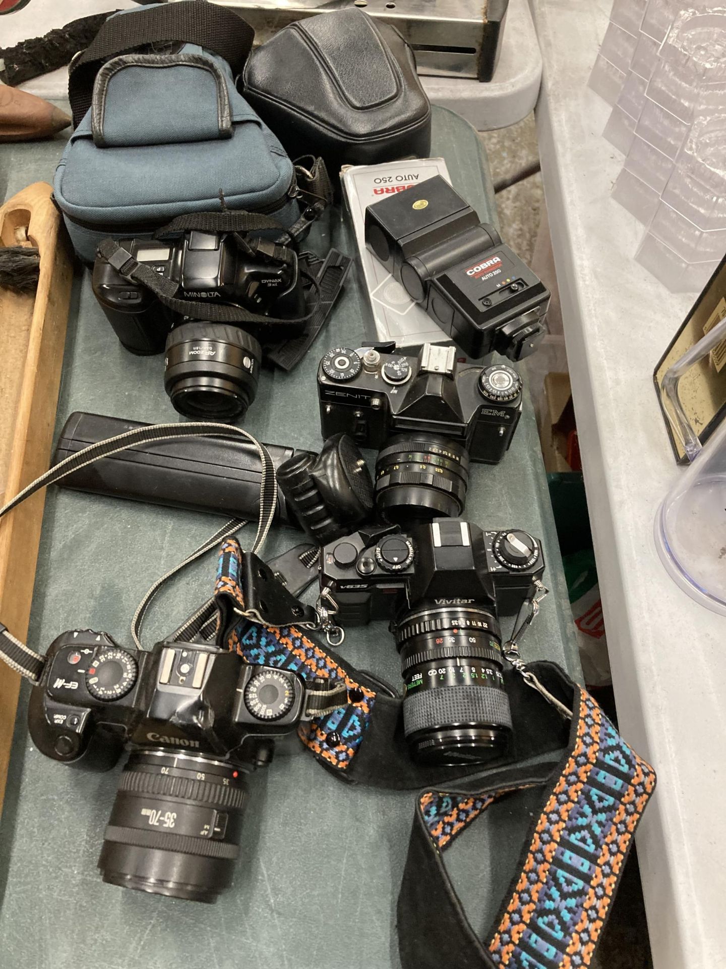 A COLLECTION OF VINTAGE CAMERAS TO INCLUDE CANON EF-M, VIVITAR, ZENIT AND MINOLTA, WITH ASSORTED