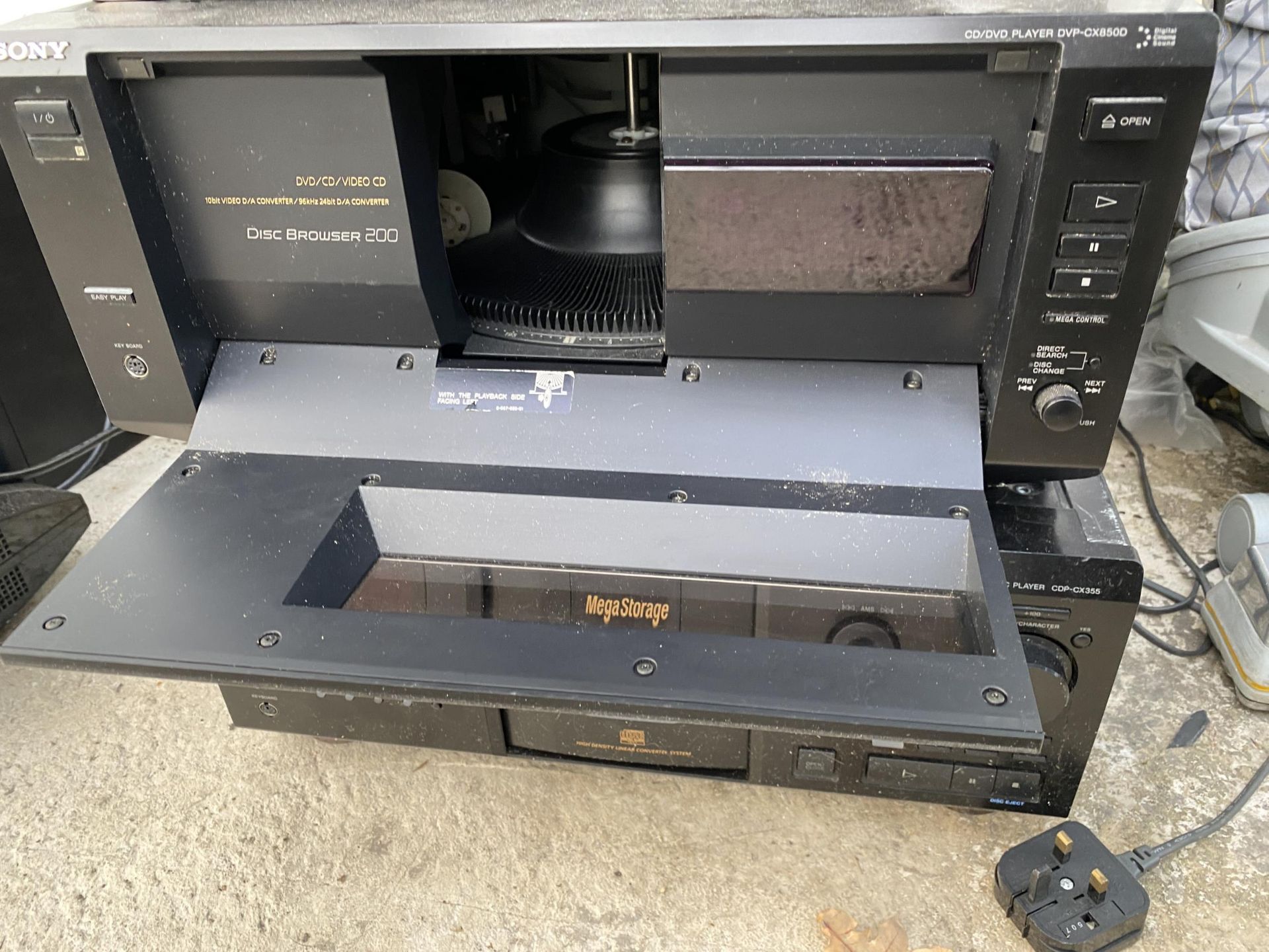 AN ASSORTMENT OF SONY STEREO ITEMS TO INCLUDE A CD DVD PLAYER, MEGA STORAGE AND DISC BROWSER ETC - Image 8 of 9